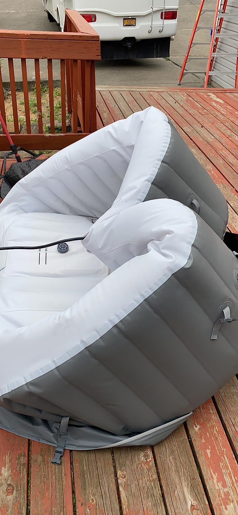 ALEKO Inflatable Hot Tub Spa | Personal High Powered Jetted Bubble | with Fitted Cover and 3 Filters | 160 Gallon | 4 Person Square | Black and White | HTISQ4BKWH customer photo 2