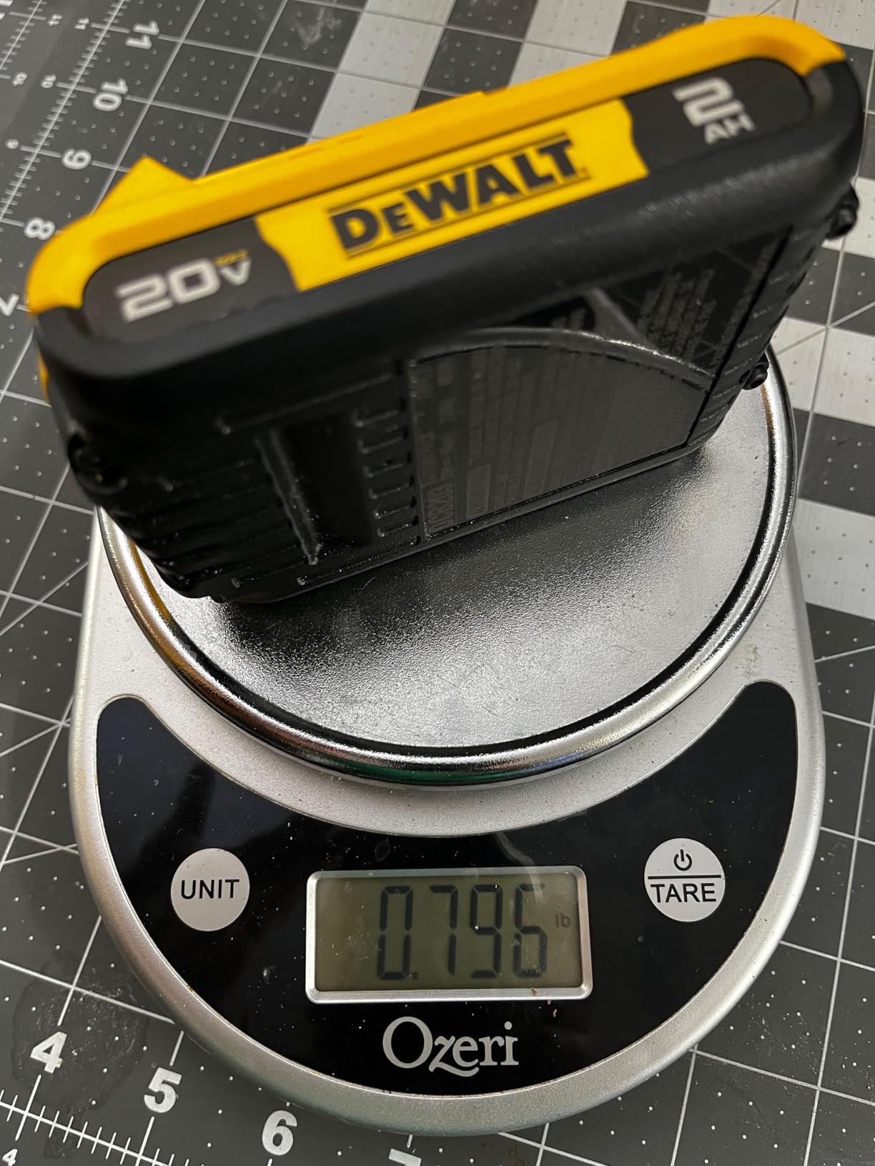 DEWALT 20V MAX XR Cordless Drill/Driver Kit, Brushless, Compact, with 2 Batteries and Charger (DCD800D2) customer photo 2