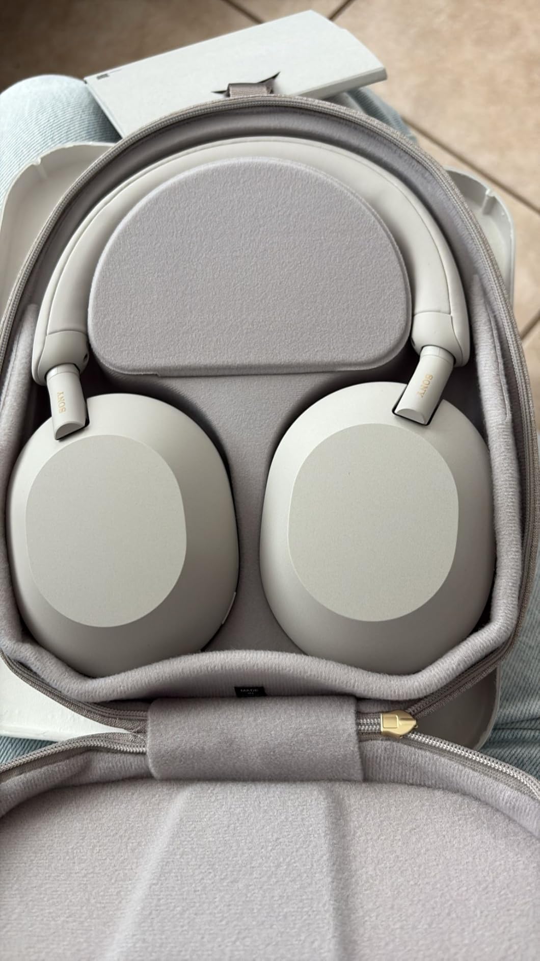 WH-1000XM5 Noise Canceling Wireless Headphones - 30hr Battery Life - Over-Ear Style - Optimized for Alexa and Google Assistant - Built-in mic for Calls - Silver International Version customer photo 1