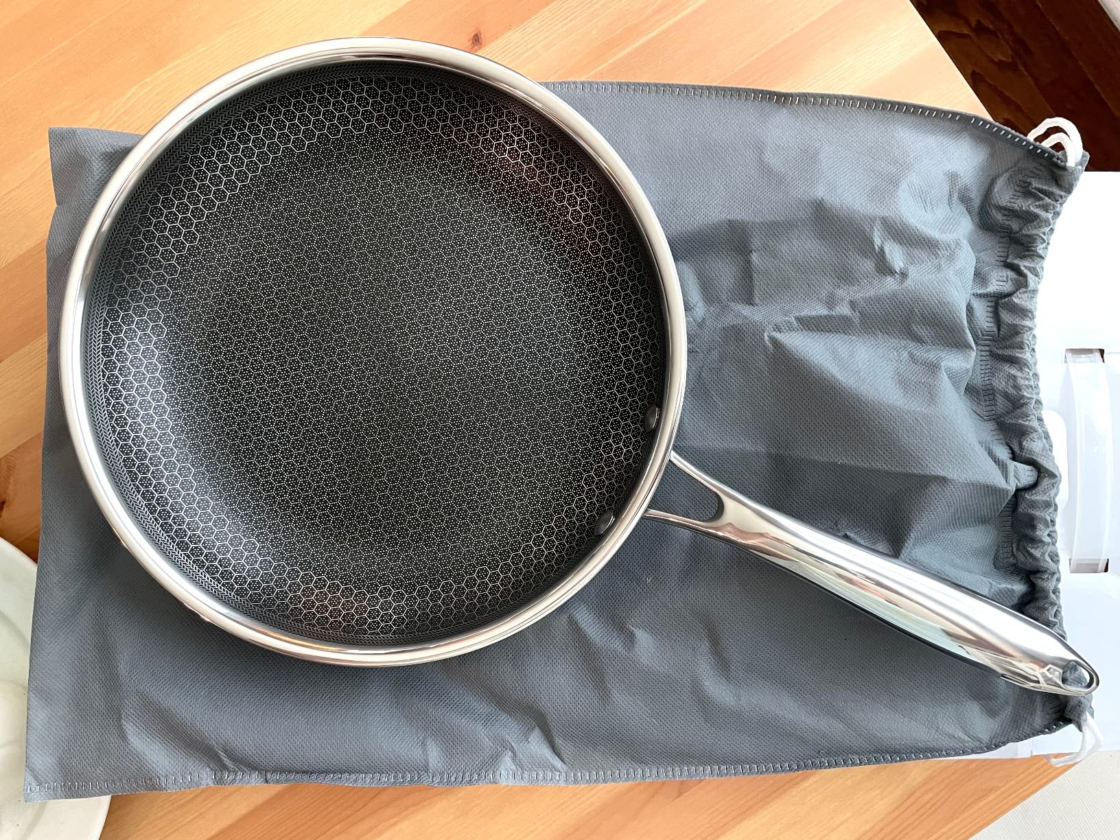 HexClad 6 Piece Hybrid Nonstick Frying Pan Set, 8, 10 and 12-Inch Frying Pan Set with Lids, Stay-Cool Handles, Dishwasher and Oven Safe, Induction Ready, Compatible with All Cooktops customer photo 2