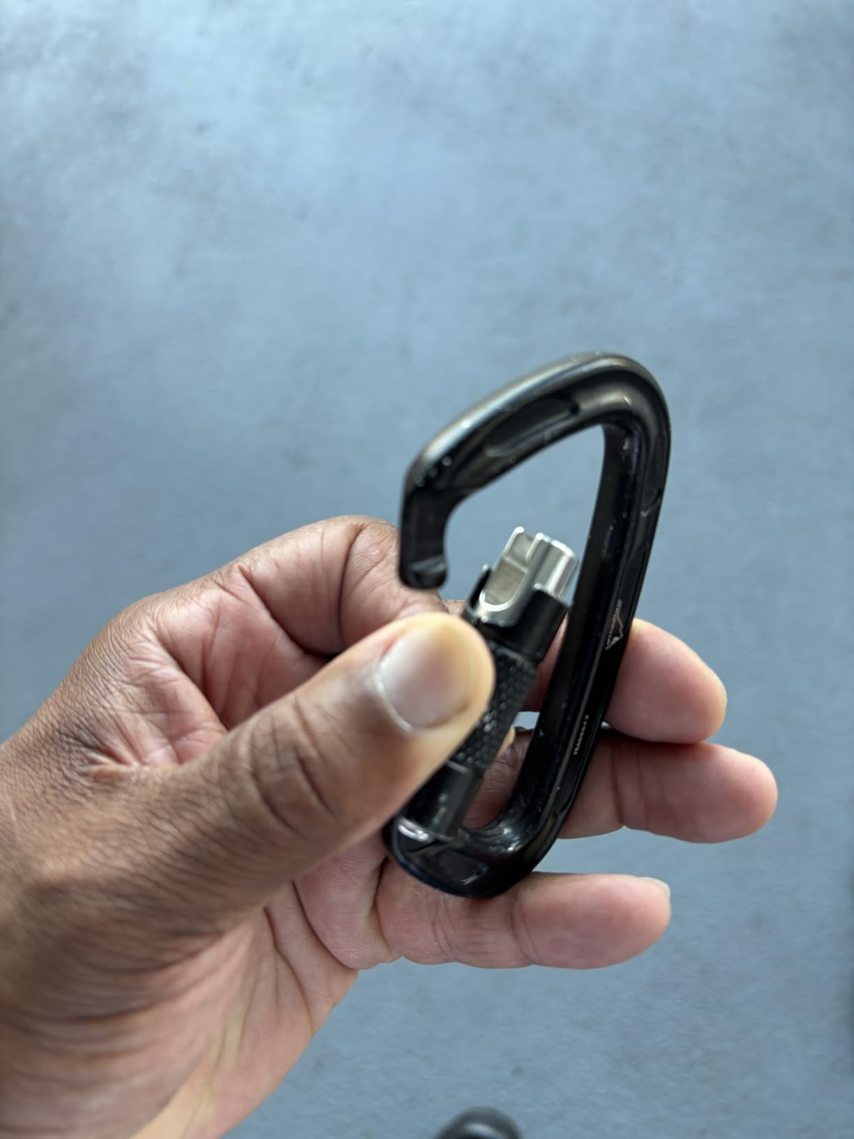 BEIFENG 25KN Auto Locking Carabiner - UIAA Certified Heavy Duty Climbing Carabiners for Rock Climbing, Camping, Rappelling, Hunting, Rescue Equipment - Professional Carabiner Clips (Black) customer photo 2