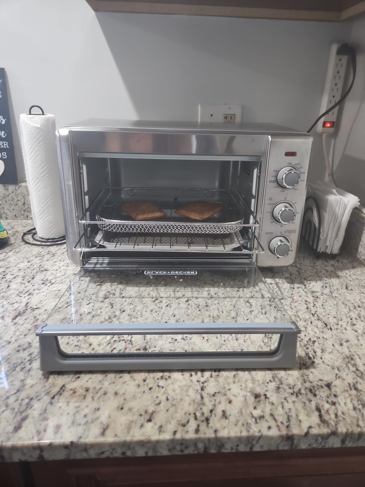 BLACK+DECKER Crisp 'N Bake Air Fryer Countertop Convection Toaster Oven, Large Capacity, 6-Slice, 5-in-1, Fits 12 Pizza, 60-Min Timer, Bake, Broil, Air Fry, Toast, Keep Warm, Stainless Steel customer photo 2