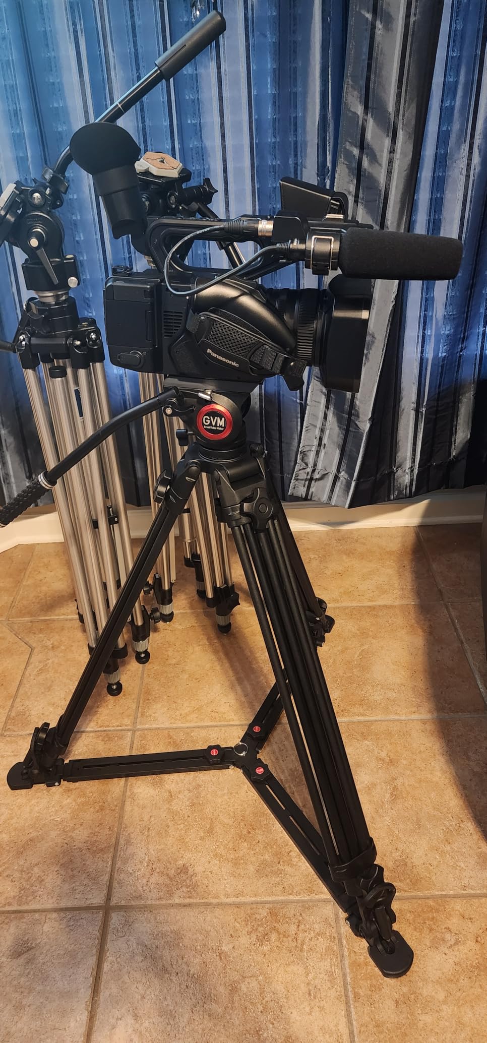 Panasonic HC-X20 Professional Quality 4K 60p, 1.0-inch Sensor, 24.5mm Wide-Angle Lens and Optical 20x Zoom, Great for News, Interviews, and Events customer photo 1