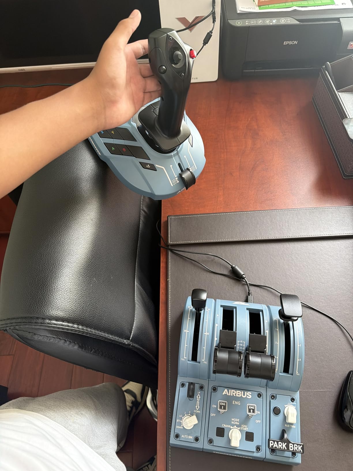Thrustmaster TCA Captain Pack Xbox - Airbus Edition (Sidestick + Throttle, add pedals) customer photo 2