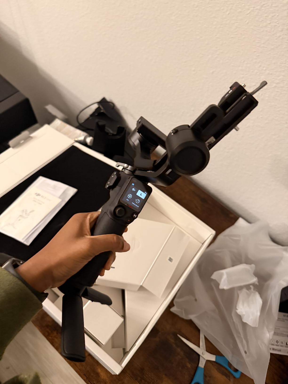 DJI RS 3 Mini, 3-Axis Gimbal Stabilizer for Cameras Canon/Sony/Panasonic/Nikon/Fujifilm, 2 kg (4.4 lbs) Tested Payload, Native Vertical Shooting customer photo 2