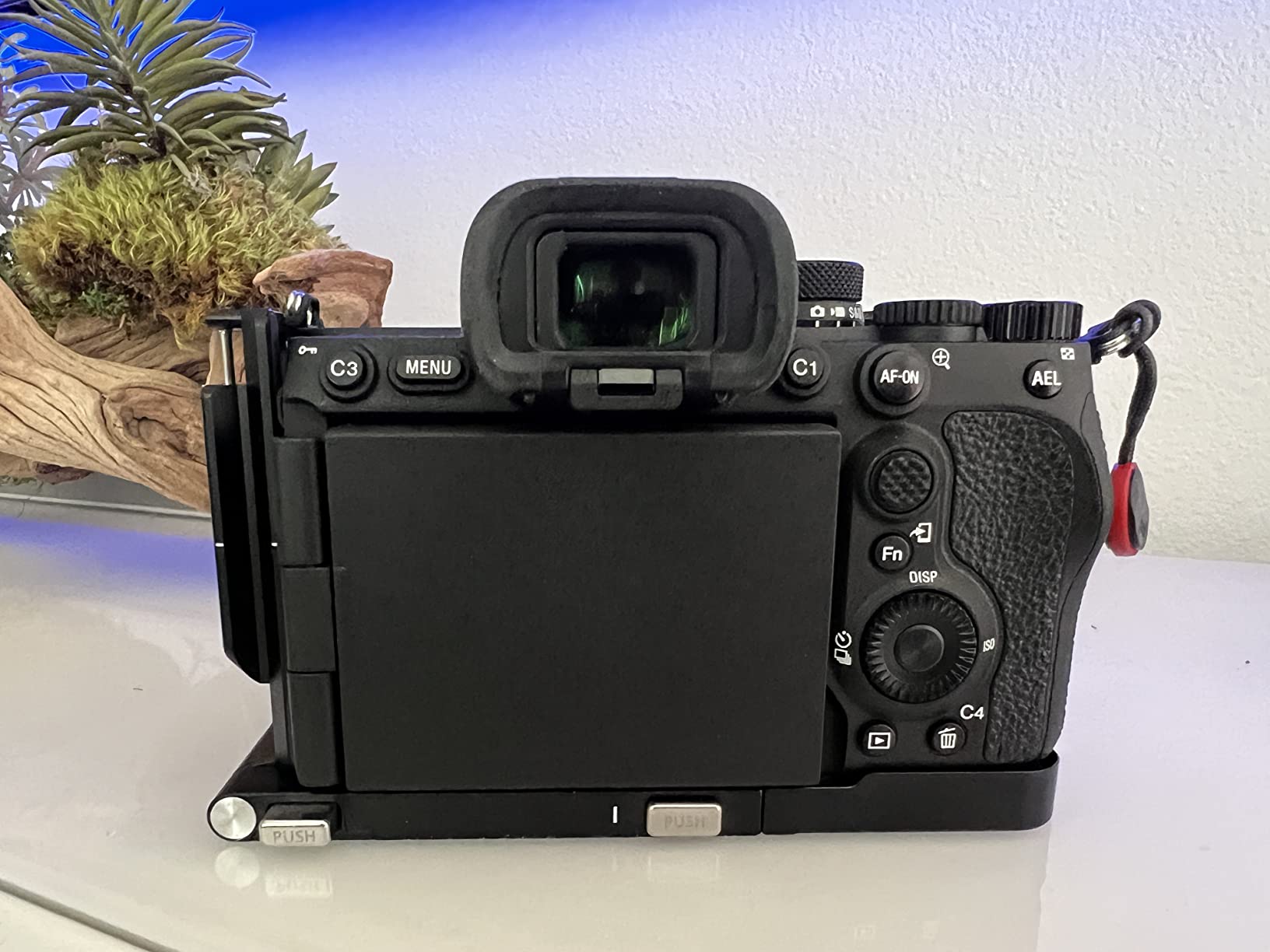 SmallRig Foldable L-Bracket for Sony Alpha 7 V/Alpha 7R V/Alpha 7 IV/Alpha 7S III, Foldable Side Plate for Arca, Quick Switch Between Horizontal and Vertical Shooting - 3984 customer photo 1
