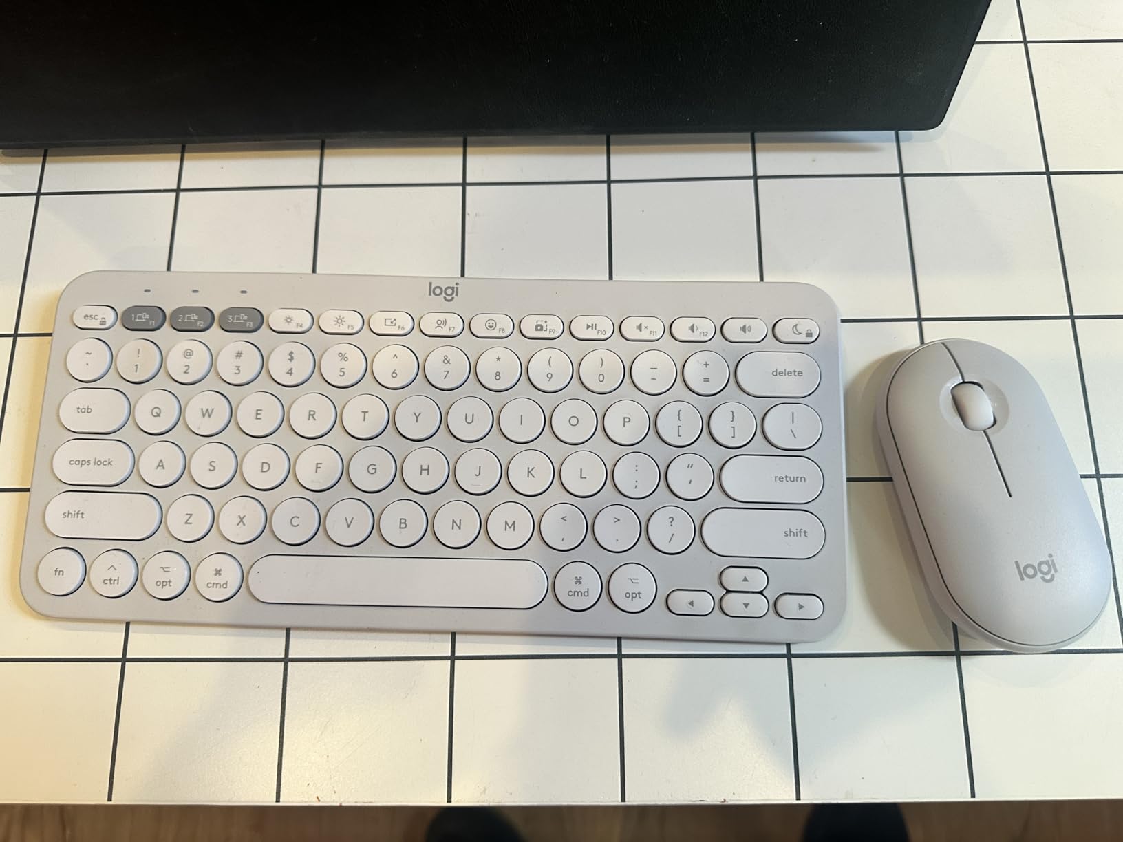 Logitech Pebble Keys 2 K380s, Multi-Device Bluetooth Wireless Keyboard with Customizable Shortcuts, Slim and Portable, Easy-Switch for Windows, macOS, iPadOS, Android, Chrome OS - Tonal Graphite customer photo 2