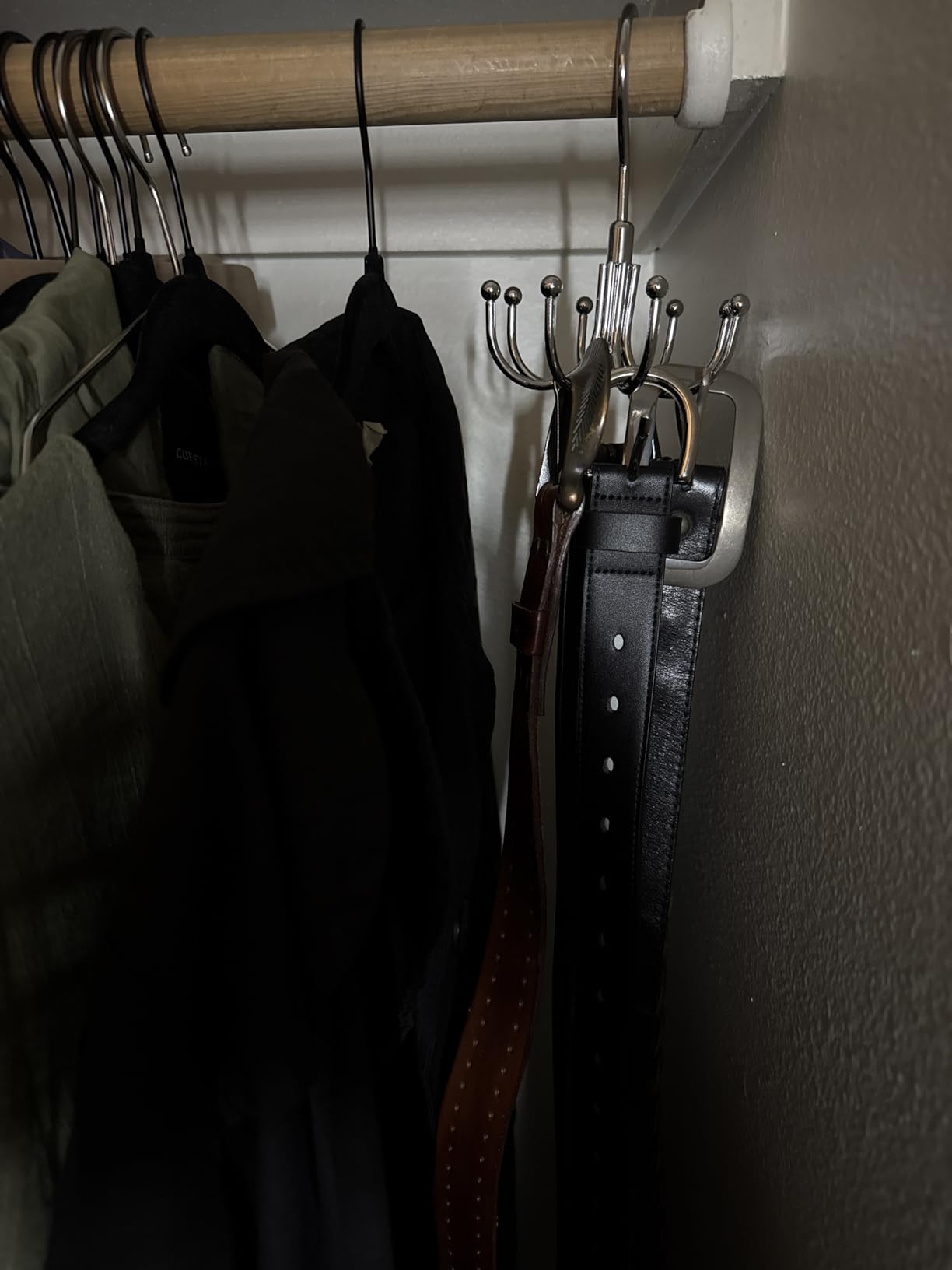 ZEDODIER Belt Organizer for Closet, Heavy-Duty Rotating Belt Hanger Rack Holds up to 24 Belts, Hanging Space Saving Metal Belt Holder for Closet Storage, Silver customer photo 2