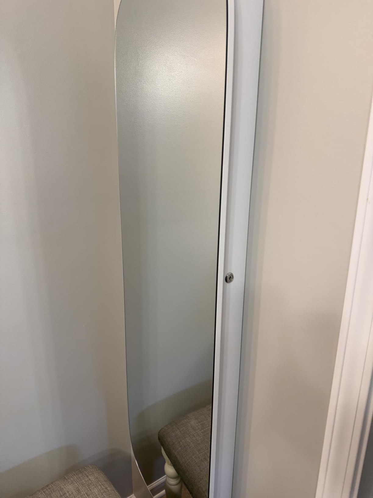 SONGMICS Jewelry Organizer, LED Jewelry Cabinet Wall/Door Mounted, Lockable Rounded Wide Mirror with Storage, Interior Mirror, 3.9 x 16.5 x 42.5 Inches, White Surface with Greige Lining customer photo 1
