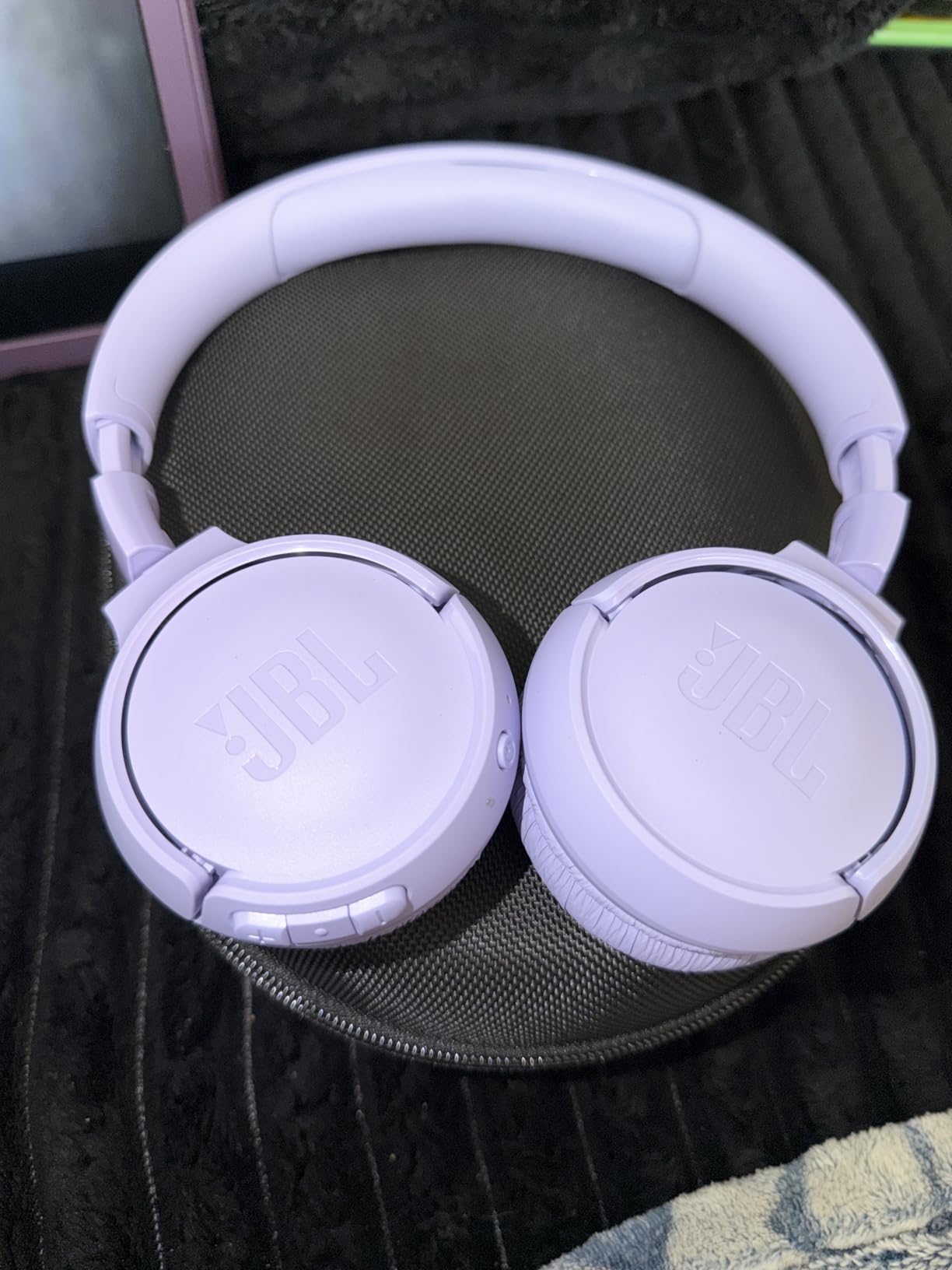 Tune 520BT - Wireless On-Ear Headphones, Up to 57H Battery Life and Speed Charge, Lightweight, Comfortable and Foldable Design, Hands-Free Calls with Voice Aware (Black) customer photo 1