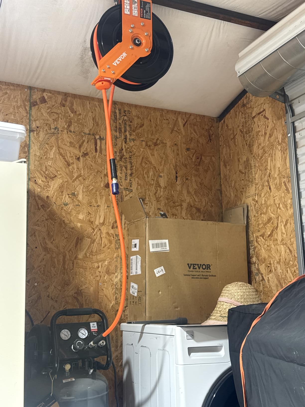 VEVOR Retractable Air Hose Reel, 3/8IN x 50FT Hybrid Air Hose Max 300PSI, Air Compressor Hose Reel with 5 ft Lead in, Ceiling/Wall Mount Enclosed Air Reel, 180° Swivel Mount customer photo 1
