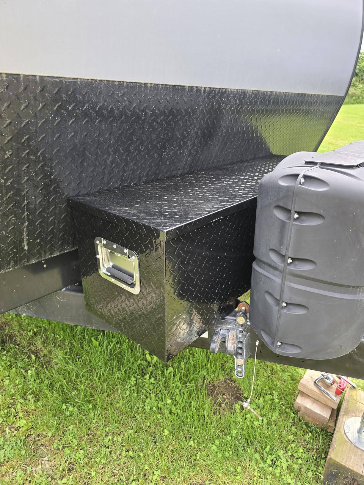 VEVOR Heavy Duty Aluminum Truck Bed Tool Box, Diamond Plate Tool Box with Side Handle and Lock Keys, Storage Tool Box Chest Box Organizer for Pickup, Truck Bed, RV, Trailer, 48