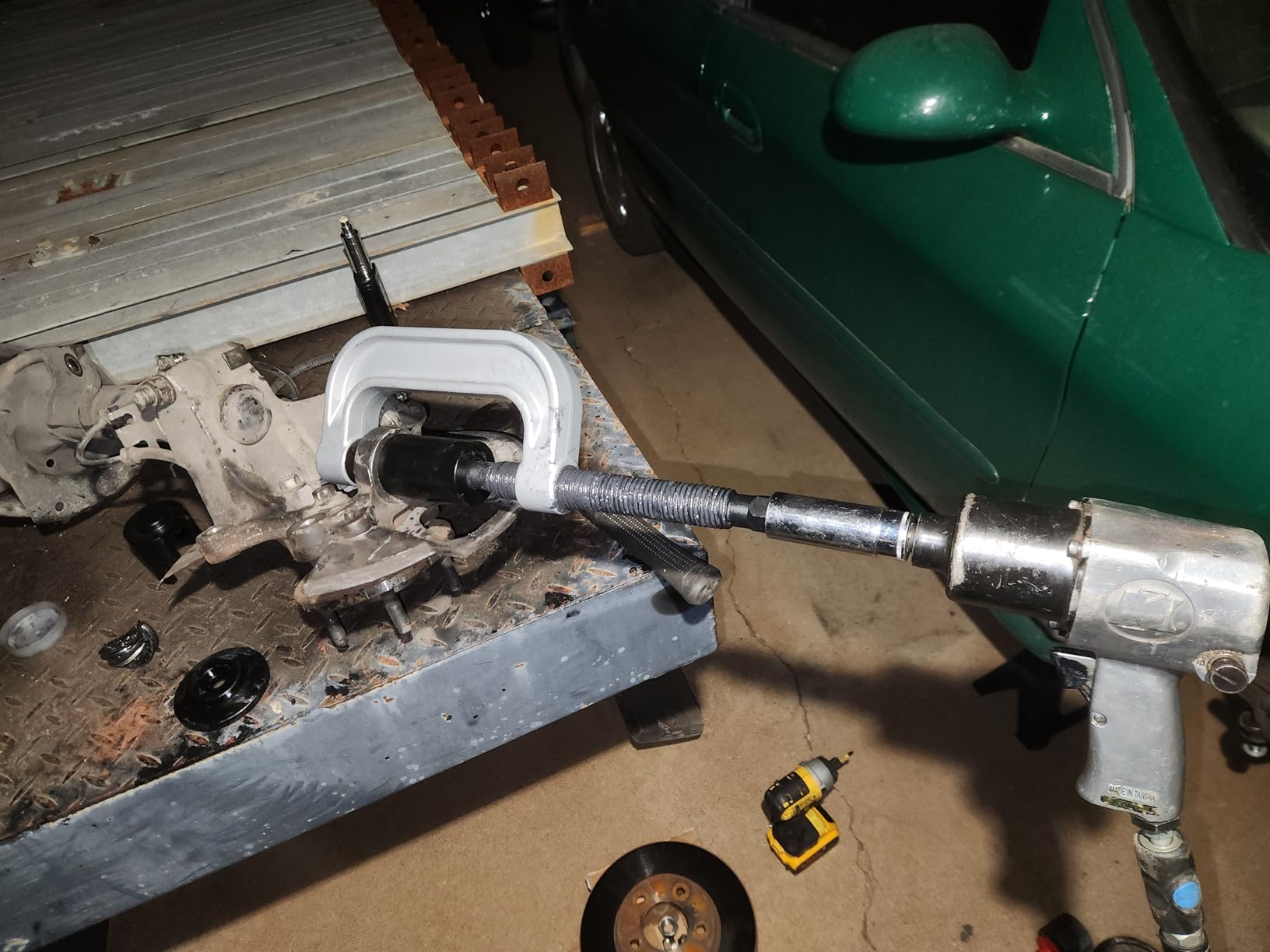 VEVOR Ball Joint Press Kit, 23 pcsTool Kit, C-Press Ball Joint Removal and Install Tools, for Most 2WD and 4WD Cars, Including 2-9/64 Inch,1-59/64 Inch Ball Joint Sockets Compatible with Chrysler customer photo 1