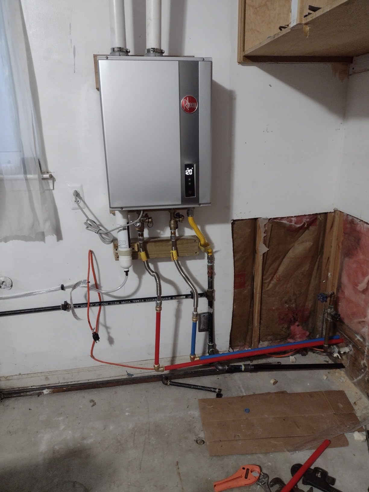 RRTGH84DVLN3701171 Rheem RTGH Series 8.4 GPM 157,000 BTU 120 Volt Residential Indoor Natural Gas Tankless Water Heater Stainless Steel customer photo 1