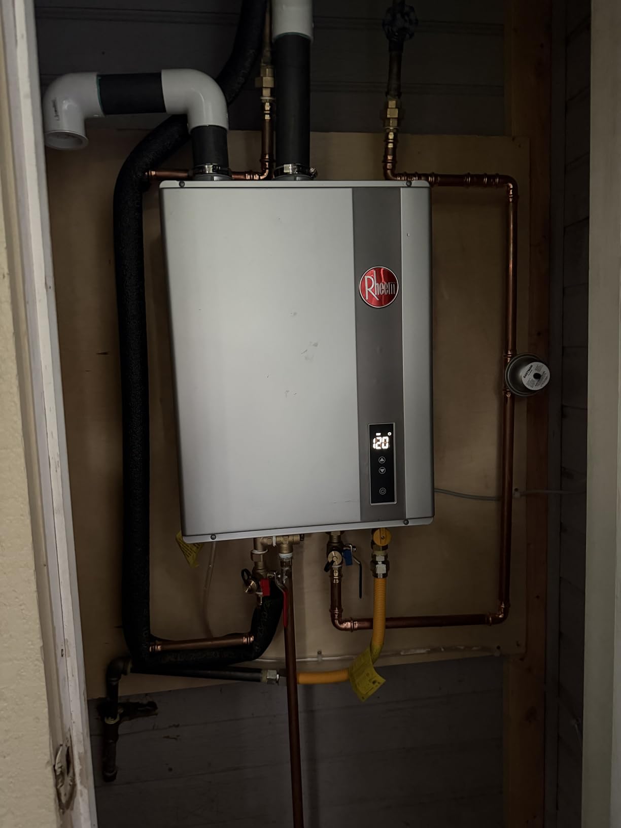RTGH-95DVLN-3 RTGH Series 9.5 GPM 199,900 BTU 120 Volt Residential Indoor Natural Gas Tankless Water Heater Stainless Steel customer photo 1
