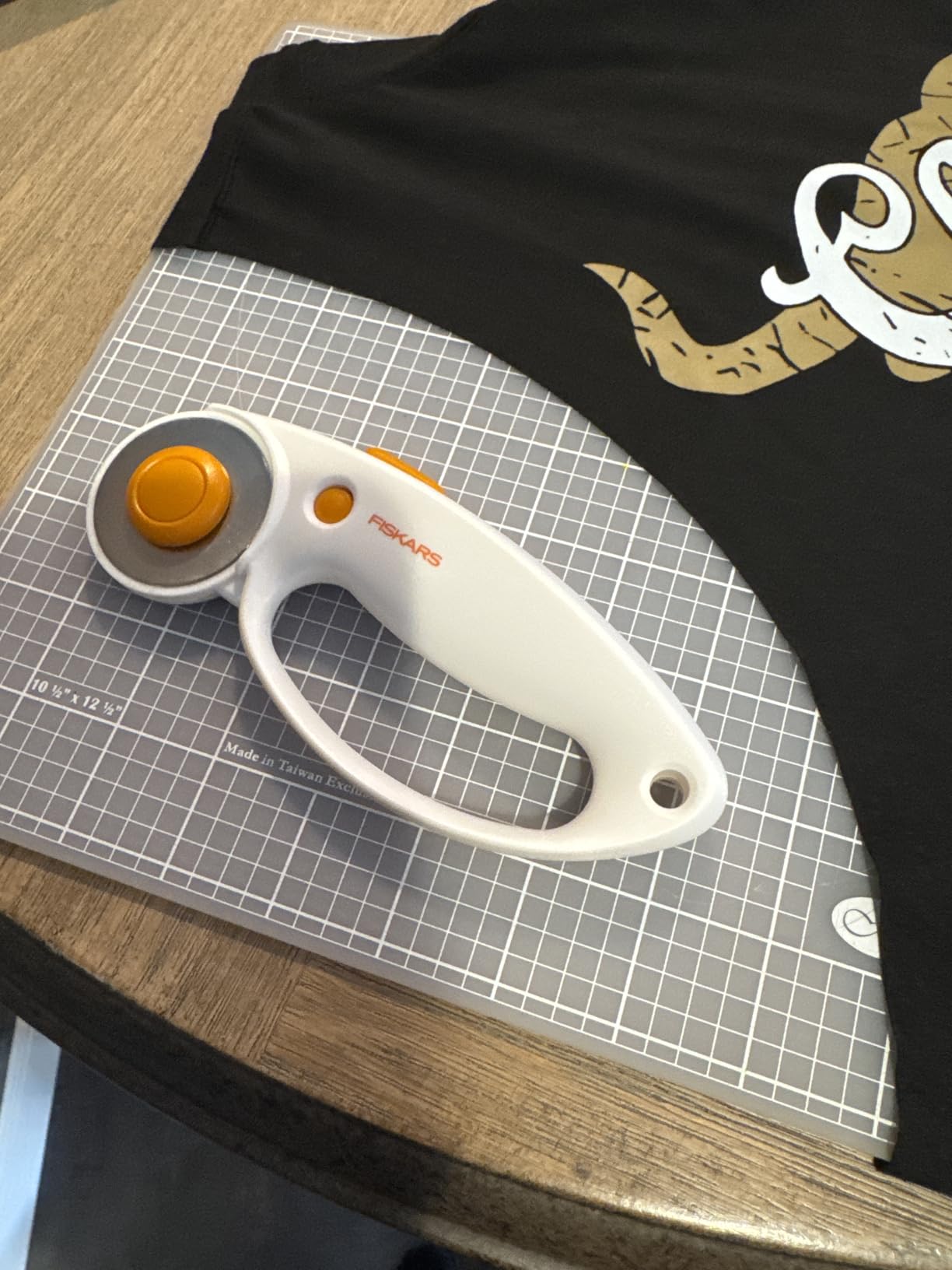 Fiskars 45mm Rotary Cutter for Fabric with Ergonomic Loop Grip, Premium Steel Rotary Fabric Cutter Blade for Precise Cuts, Arts and Crafts, Sewing Supplies and Quilting Tools customer photo 2