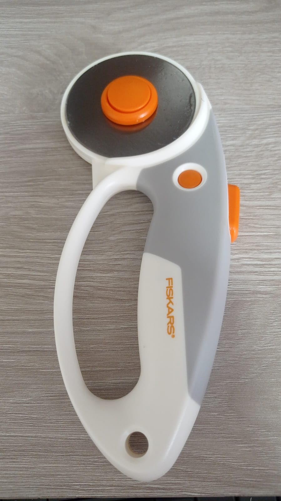 Fiskars 60mm Rotary Cutter for Fabric with Ergonomic Loop Grip And Comfort Handle, Titanium Rotary Fabric Cutter for Thick Materials, Easy and Safe Blade Change, Sewing Supplies and Quilting Tools customer photo 2