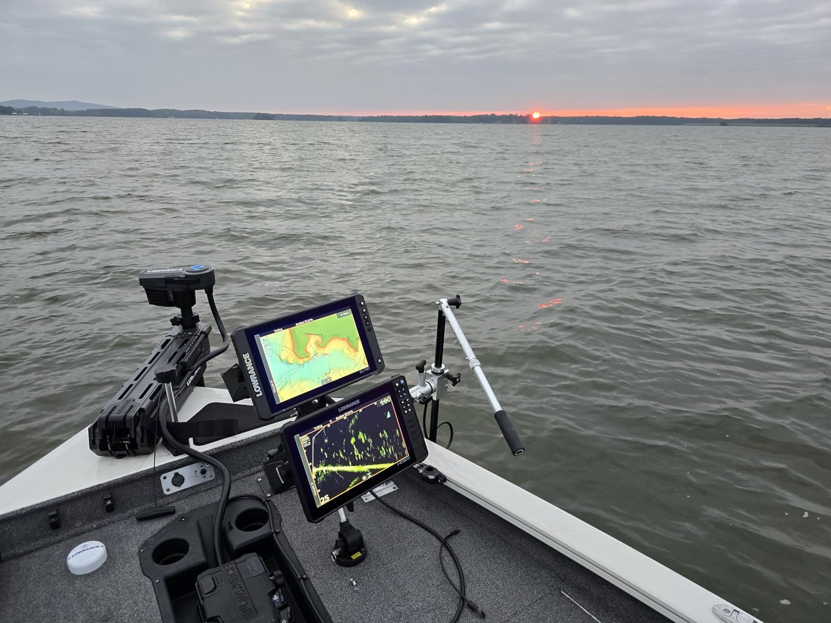 Lowrance HDS PRO Fishfinder/Chartplotter with Smartphone Integration and Preloaded C-MAP U.S. & Canada Charts customer photo 1