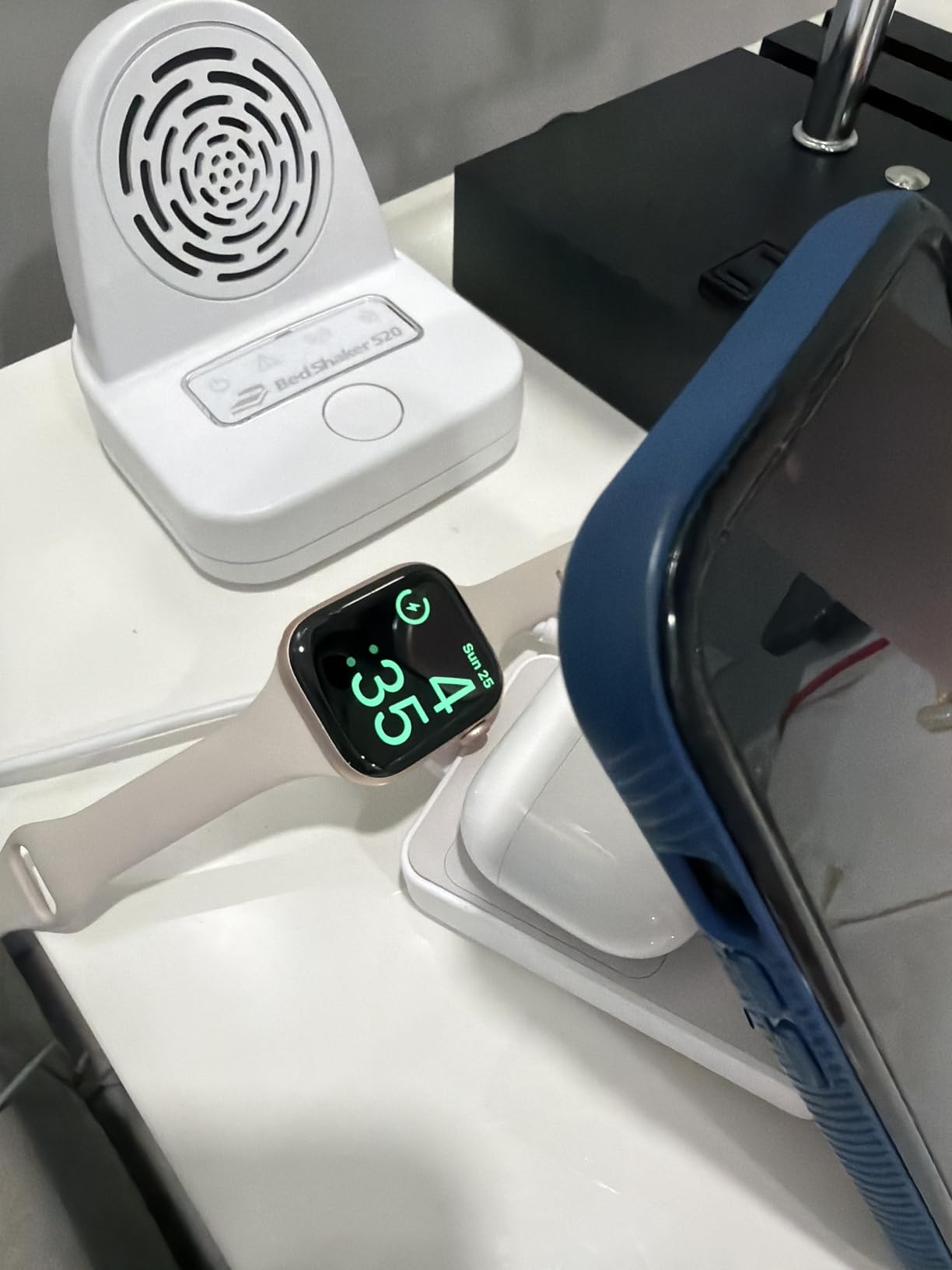 Anker MagGo 3 in 1 iPhone 17 Charging Station, MagSafe-Compatible Wireless Charger Stand, Qi2 Certified 15W Foldable Charger for iPhone 17/16/15/14/13/12, AirPods, Apple Watch Ultra(Adapter Included) customer photo 1