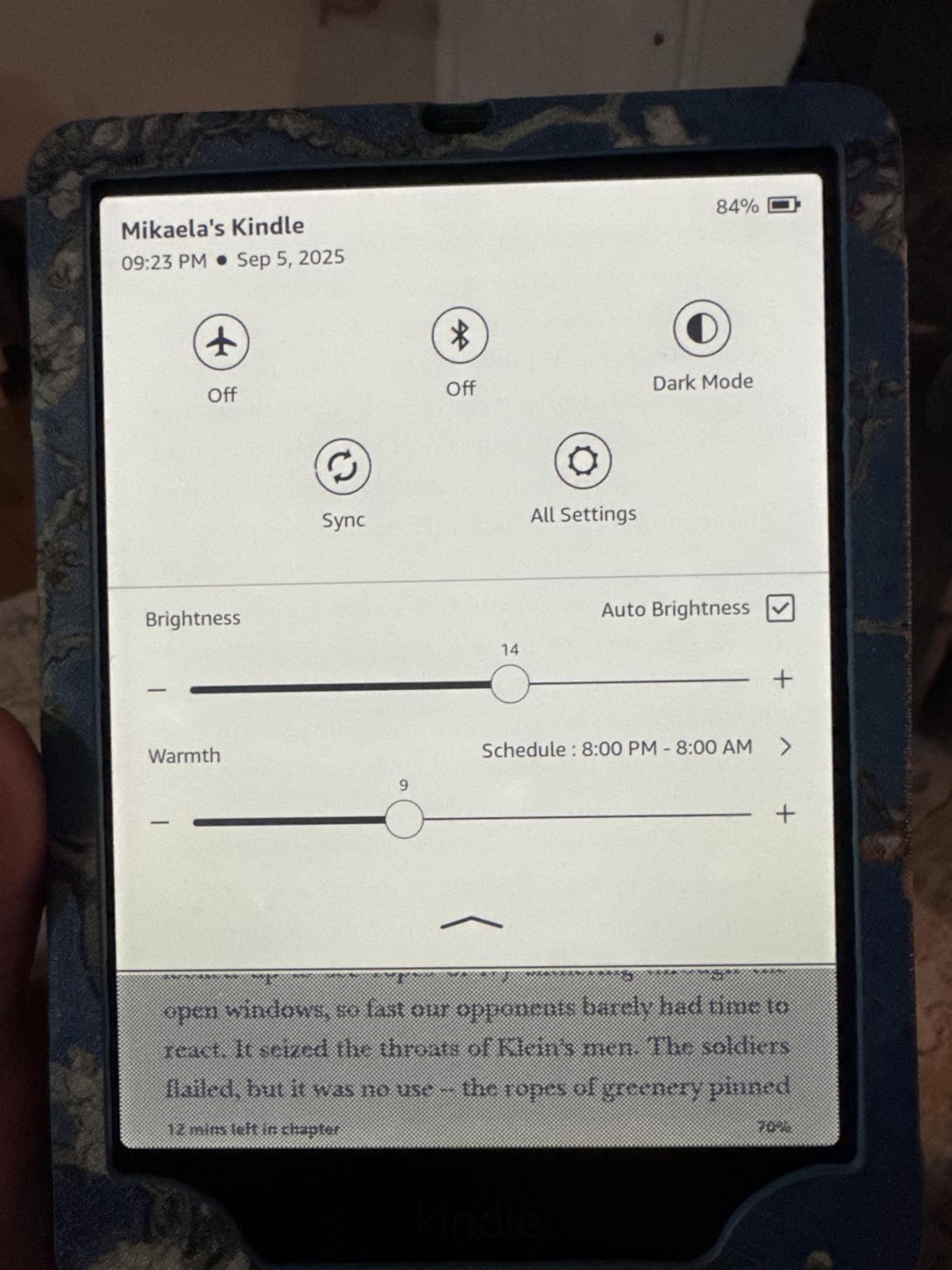 Like-New Amazon Kindle Paperwhite Signature Edition 32GB - 20% faster with auto-adjusting front light, wireless charging, and weeks of battery life - Metallic Black customer photo 2