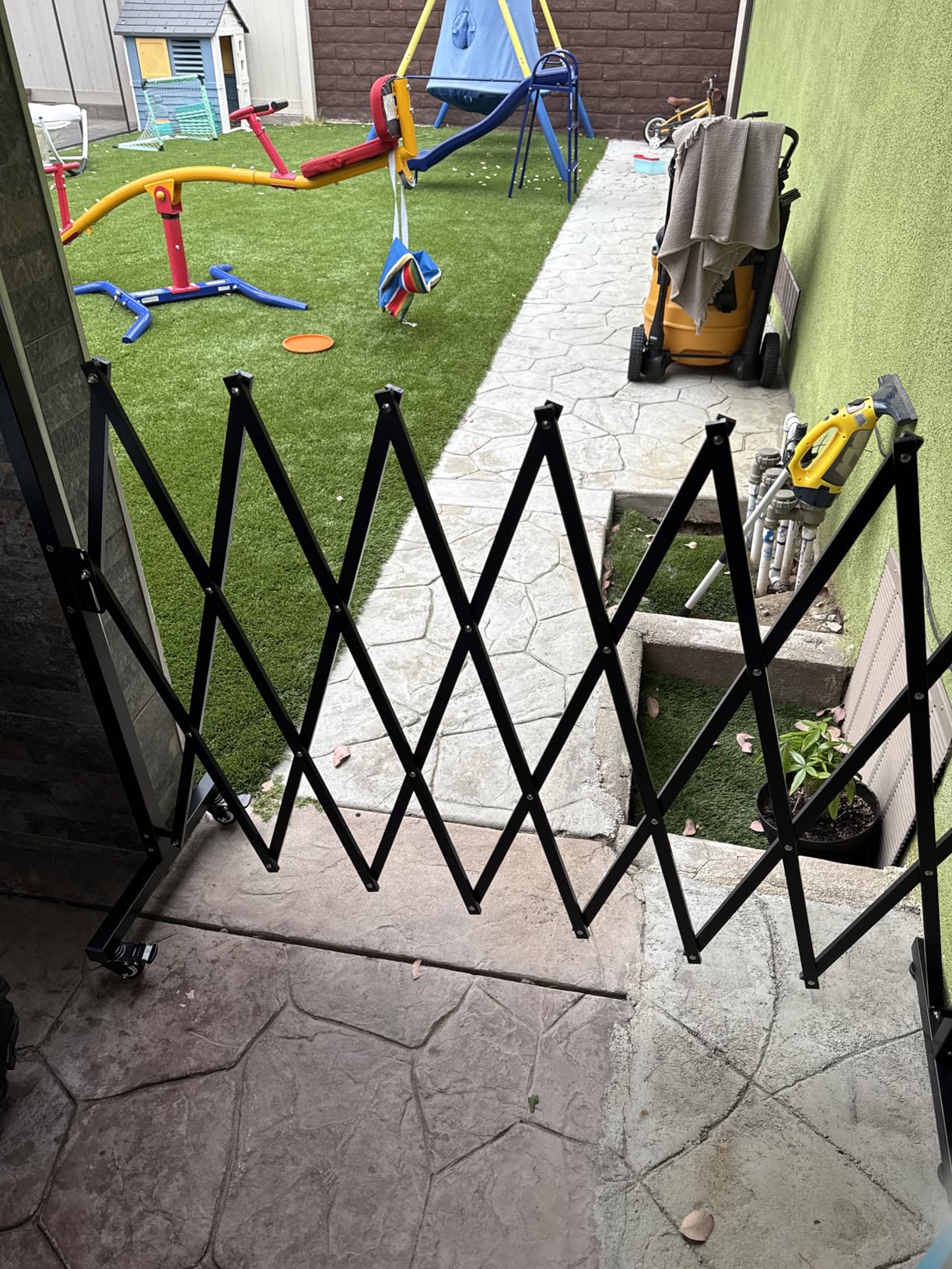 SMONTER Expandable Barricade Gate, 200 In Metal Safety Barrier Gate with Casters, Accordion Garden Yard Fence Portable Dog Gates with Latch Indoor Outdoor customer photo 1