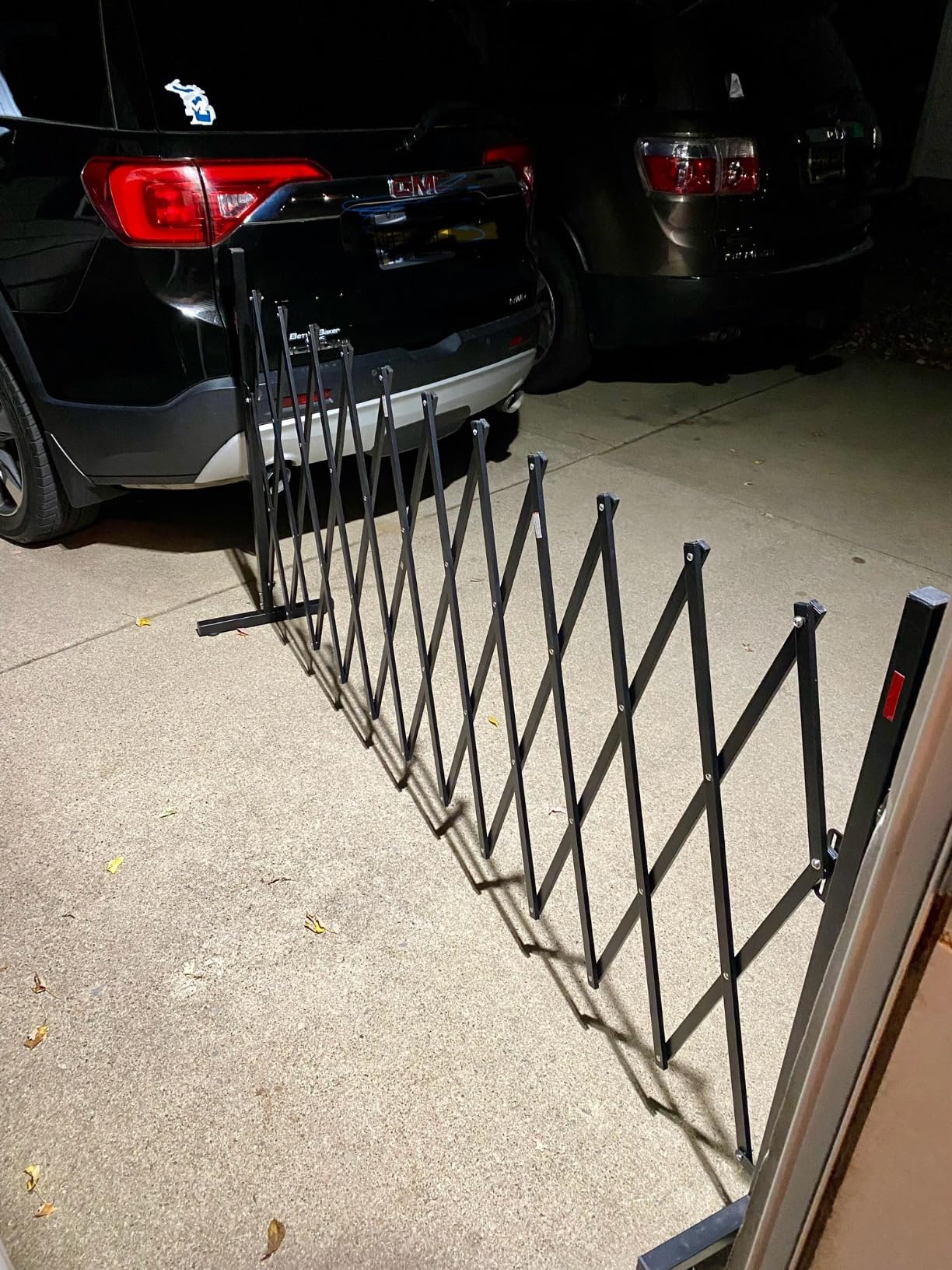 SMONTER Expandable Barricade Gate, 200 In Metal Safety Barrier Gate with Casters, Accordion Garden Yard Fence Portable Dog Gates with Latch Indoor Outdoor customer photo 2