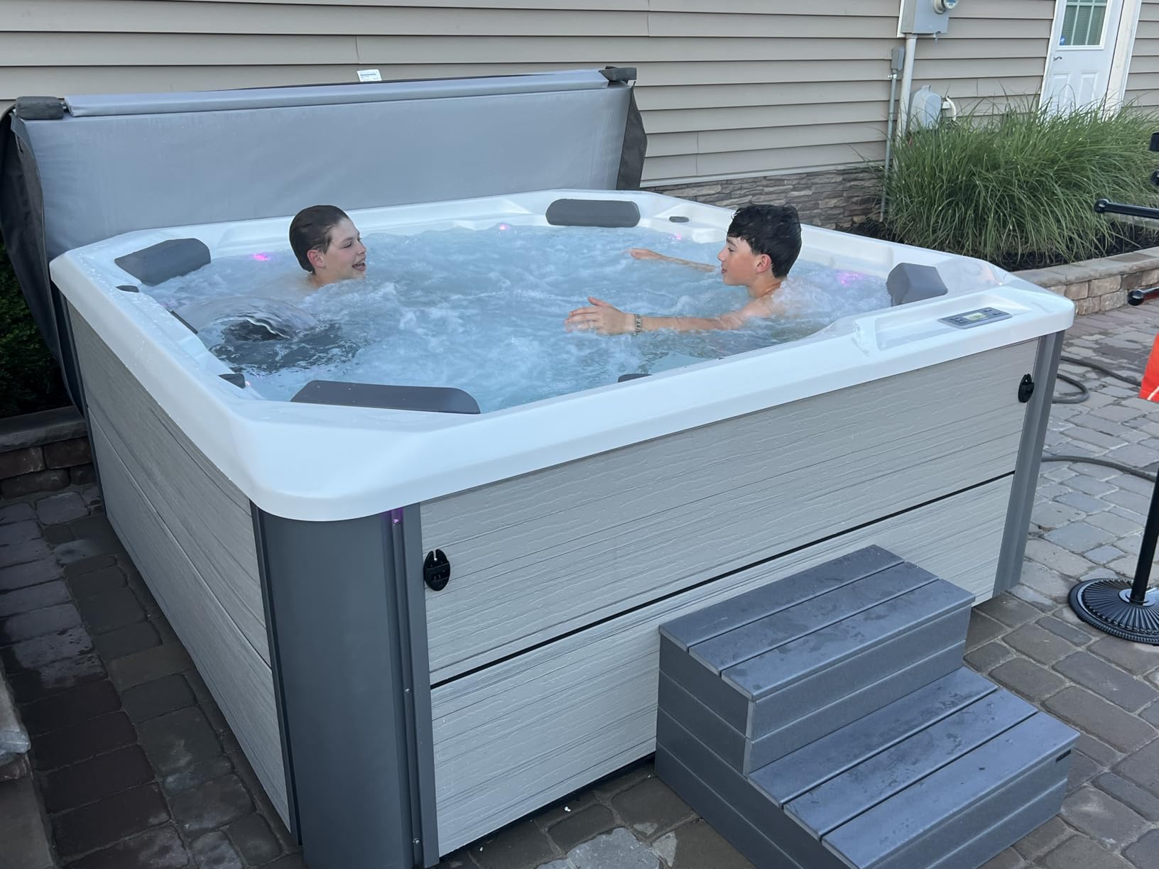 DENKOE Hot Tub Steps - Wood-Looking Plastic, 100% Waterproof, Gray Non-Slip, Heavy Duty Outdoor Spa Stairs - Multi-Use for Porch, Fits Any Size customer photo 1