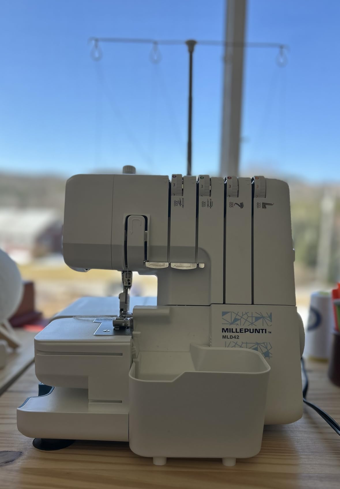 MILLEPUNTI MLD42 Serger 1300 Stitches/min, Metal Frame, 2-3-4 Stitch Capability, 12 Built-In Stitches, Serger Overlock Sewing Machine with Accessory Kit & Adjustable Differential Feed customer photo 2