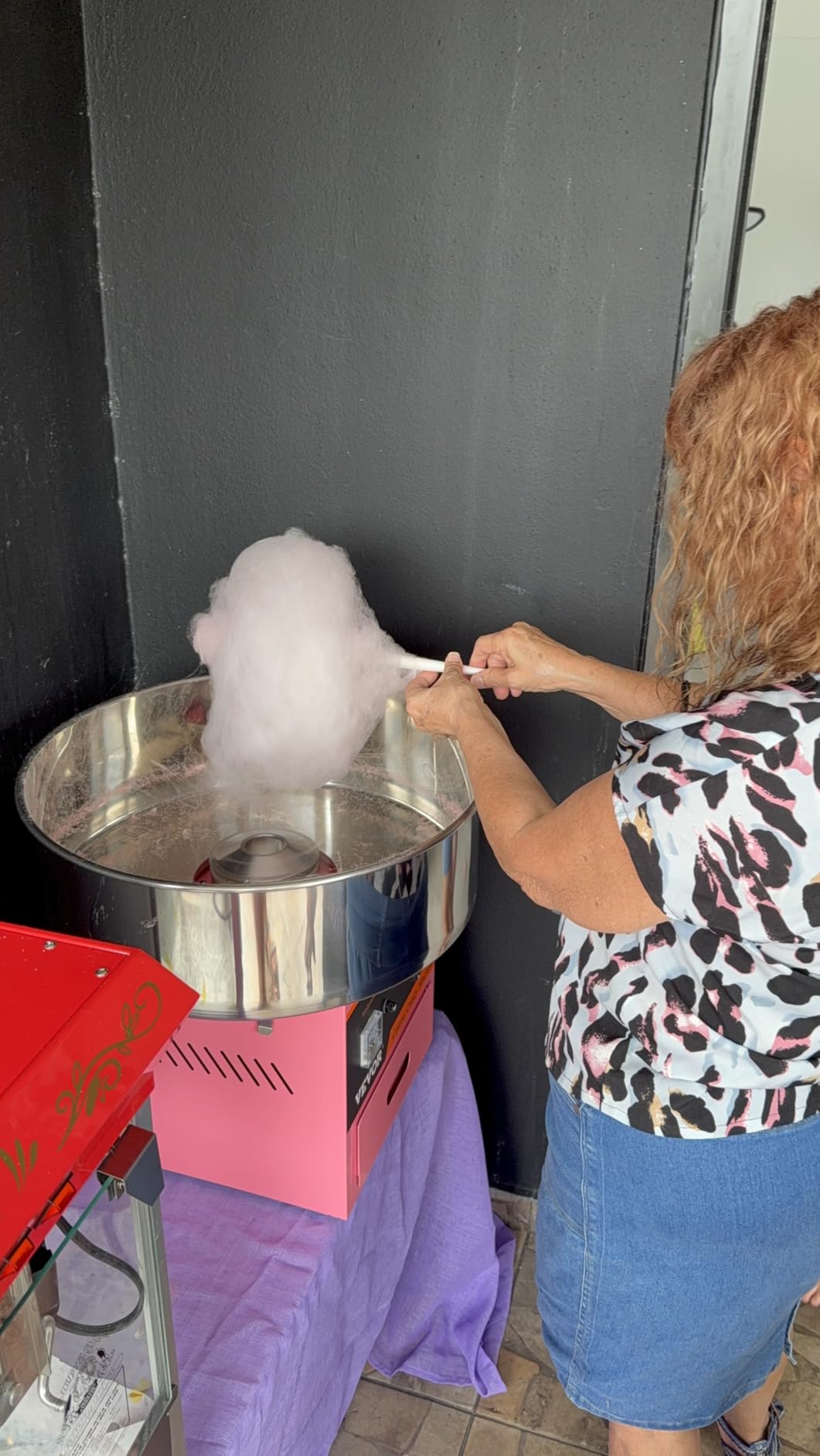 VEVOR Electric Cotton Candy Machine Cart, 1000W Commercial Floss Maker w/Stainless Steel Bowl, Sugar Scoop and Drawer, Perfect for Home, Carnival, Kids Birthday, Family Party, Pink customer photo 2