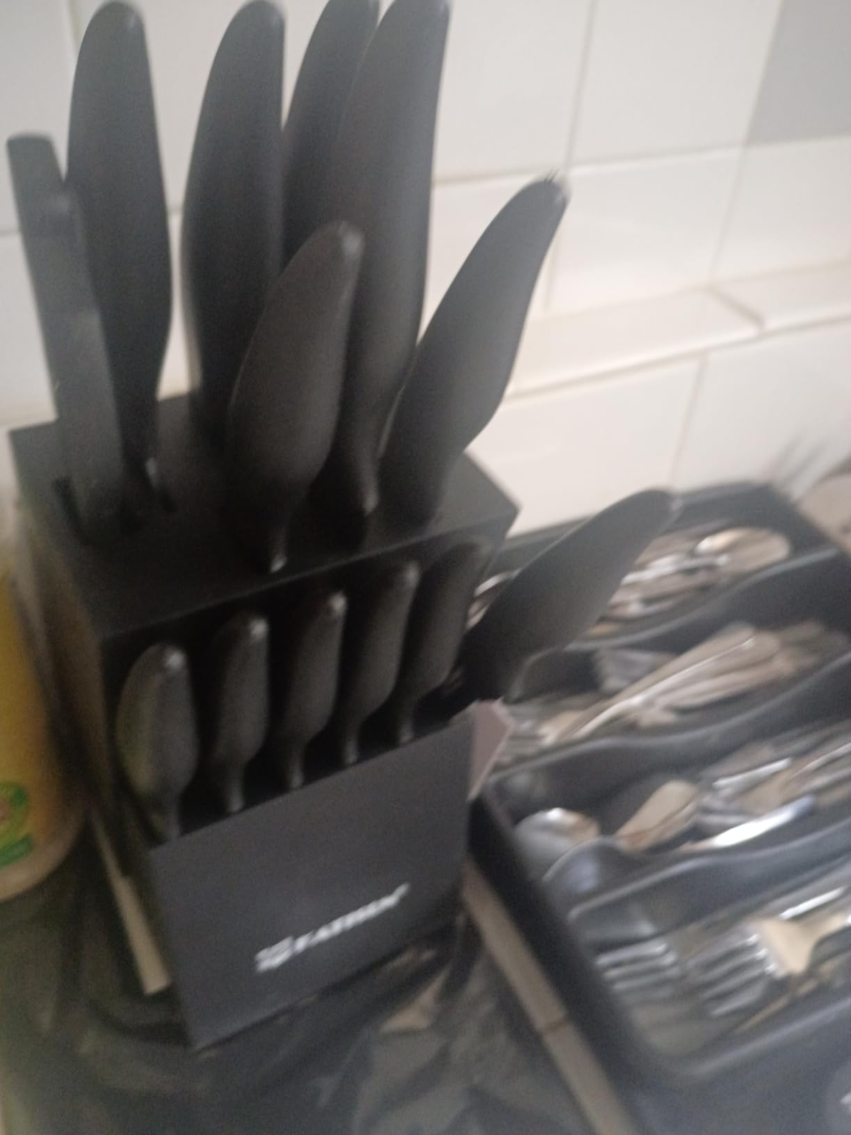 16 Pieces Kitchen Knife Block Set with Cutting Board, German Stainless Steel Knife Set with Sharpener, Dishwasher Safe, Anti-Slip Handle, 6 Steak Knives, Black customer photo 2