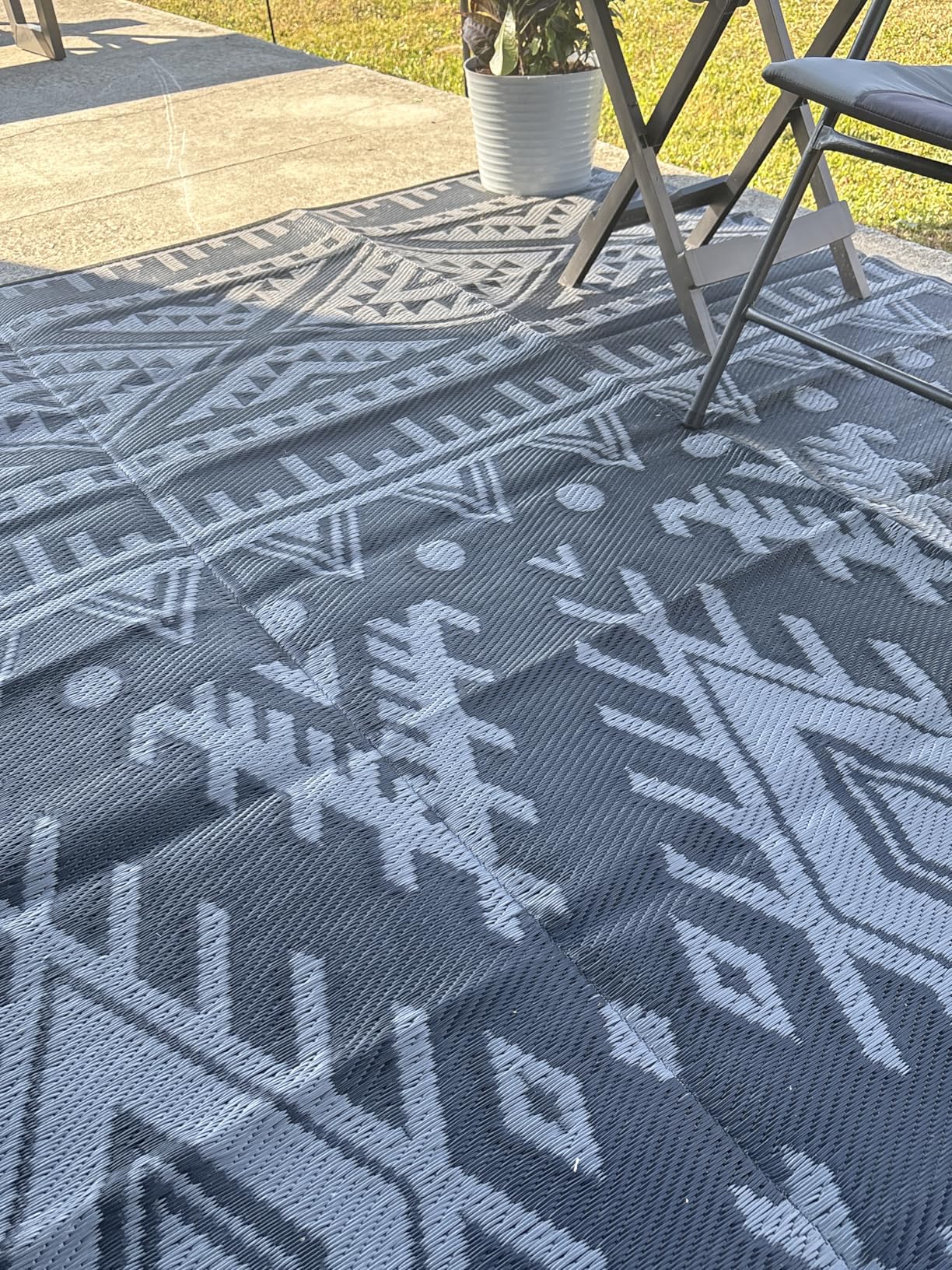 OLANLY Outdoor Rug Waterproof 5x8 ft, Reversible Outdoor Plastic Straw Rug, Boho Patio Rug, Indoor Outdoor Carpet, RV Mat Outside for Patio, Camp, Picnic, Balcony, Deck, Backyard, Black & White customer photo 2