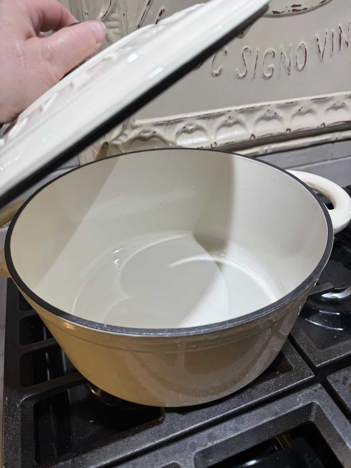 Overmont Enameled Cast Iron Dutch Oven - 5.5QT Pot with Lid Cookbook & Cotton Potholders - Heavy-Duty Cookware for Braising, Stews, Roasting, Bread Baking Cream White customer photo 1