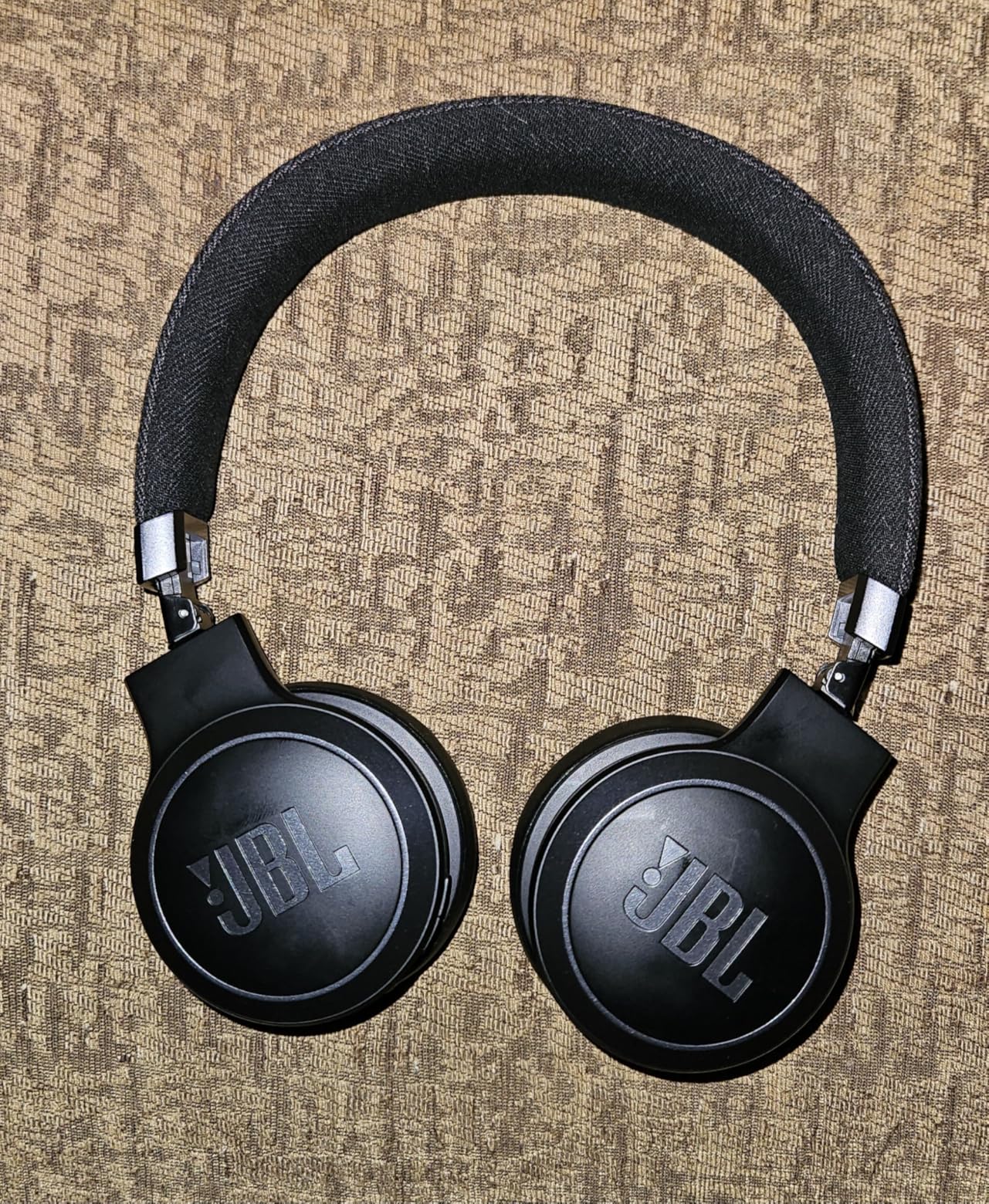 JBL Live 670NC - Wireless On-Ear Headphones with Adaptive Noise Cancelling with Smart Ambient, Up to 65H Battery Life with Speed Charge, Lightweight, Comfortable and Foldable Design (Black) customer photo 1