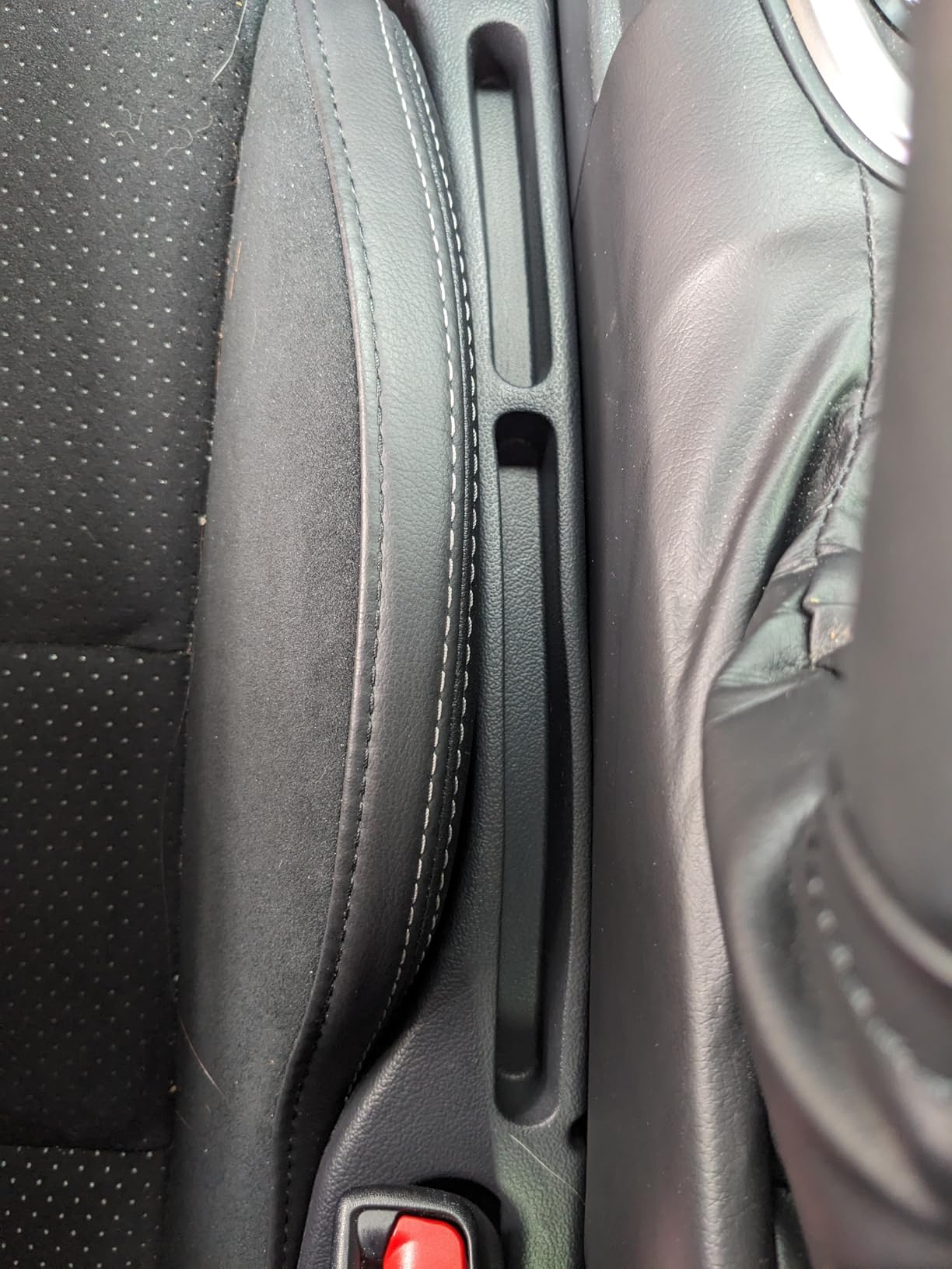 2PCS Car Seat Gap Filler Organizer with Phone Holder, [Upgrade Version] Car Seat Gap Organizer for Prevent Falling, Essential Car Accessories Car Side Seat Gap Filler (Black) customer photo 1