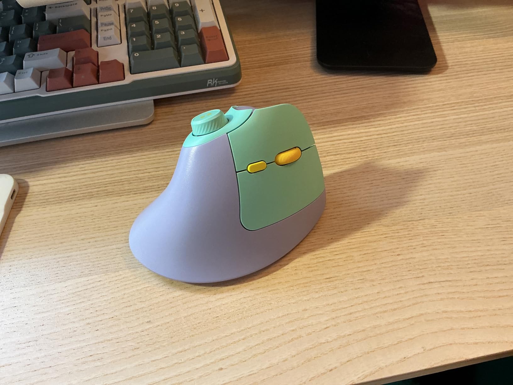 seenda Ergonomic Mouse Wireless, MOU-302 Bluetooth Vertical Mouse Rechargeable, Optical Mice with 1000/1600/2400 DPI, Volume Knob, 3 Multi-Device Connectivity for Computer/PC/Laptop/Mac, Purple customer photo 1