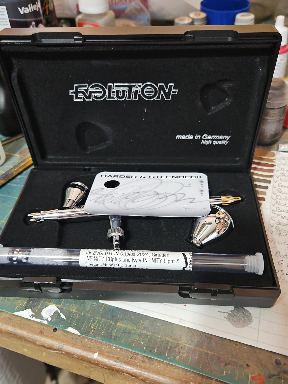 Harder & Steenbeck Airbrush - Evolution 2024 CRplus - German-Engineered Dual Action Painting Set with Gravity Feed - 0.28mm Self-Centering Nozzle - 2ml Paint Cup - 121231 customer photo 2