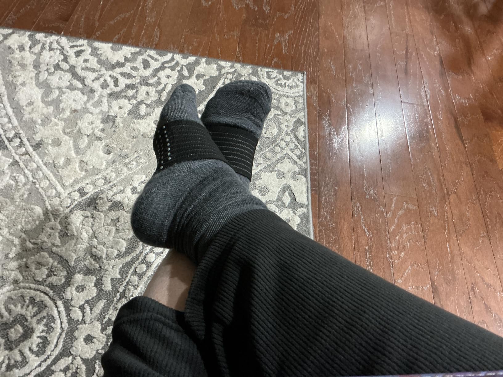 Dr. Scholl's Plantar Fasciitis & Achy Feet Relief Arch Support Sleeve, Cushioned Arch Support, Compression Band, Foam Pad Insert, Non Slip Sole, All-Day Wear Morning to Night, Unisex 1 Pair customer photo 1