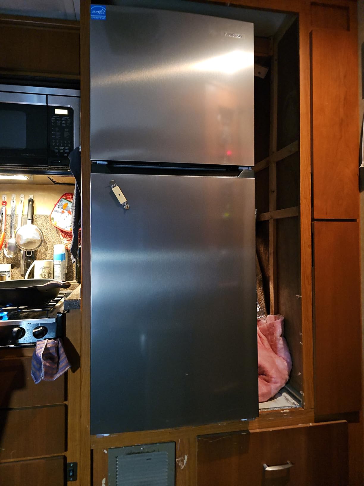 Upstreman 17.6 Cu.Ft Top Freezer Refrigerator Large Capacity Refrigerator, Frost Free, ENERGY STAR, Adjustable Thermostat, Fingerprint Resistant Stainless Steel, Reversible Door customer photo 2