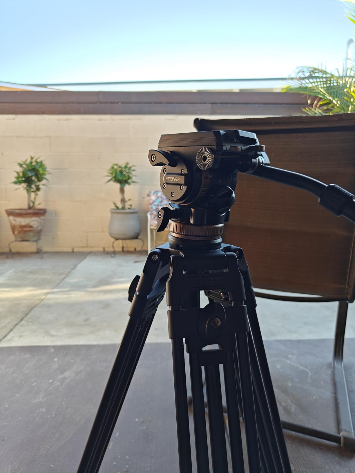 NEEWER Heavy Duty Video Tripod Fluid Head with Stepless Adjustable Pan/Tilt Damping, Quick Release Plate, Compatible with DJI RS Gimbals, Adjustable Handle, ⌀75mm Base, Max Load 22lb, GM006 customer photo 2