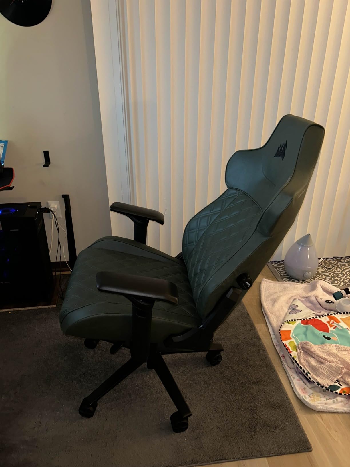 Corsair TC500 Luxe Gaming Chair - Premium Breathable Fabric - Wide Seat - Five-Way Adjustable Armrests - Adjustable Built-in Lumbar Support - 90-135 Degree Recline - Shadow customer photo 1