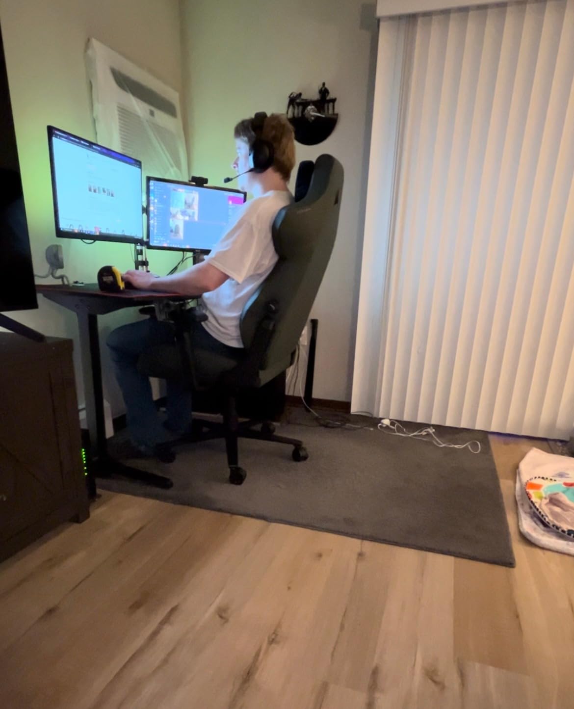 Corsair TC500 Luxe Gaming Chair - Premium Breathable Fabric - Wide Seat - Five-Way Adjustable Armrests - Adjustable Built-in Lumbar Support - 90-135 Degree Recline - Shadow customer photo 2