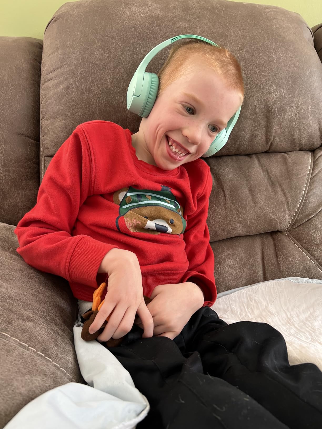 Belkin SoundForm Mini w/Case - Wireless Bluetooth Kids Headphones with 30H Battery Life, 85dB Safe Volume Limit, Built-in Microphone - Kids On-Ear Earphones for iPhone, iPad, & More - Pink customer photo 1