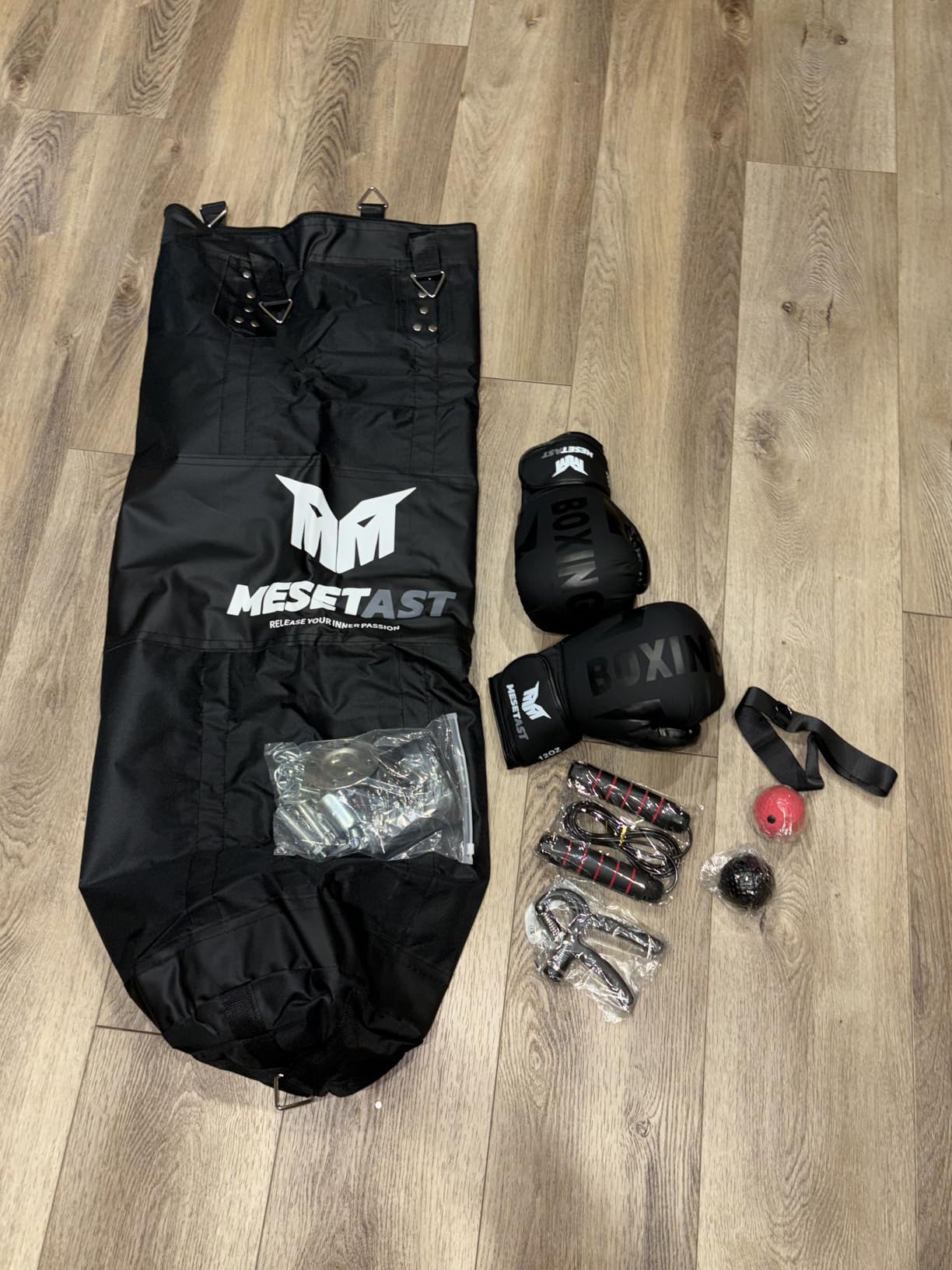 Punching Bag for Adults, 4ft Heavy Boxing Bag Set with 12 OZ Gloves for MMA Karate Kickboxing Boxing - Unfilled customer photo 2