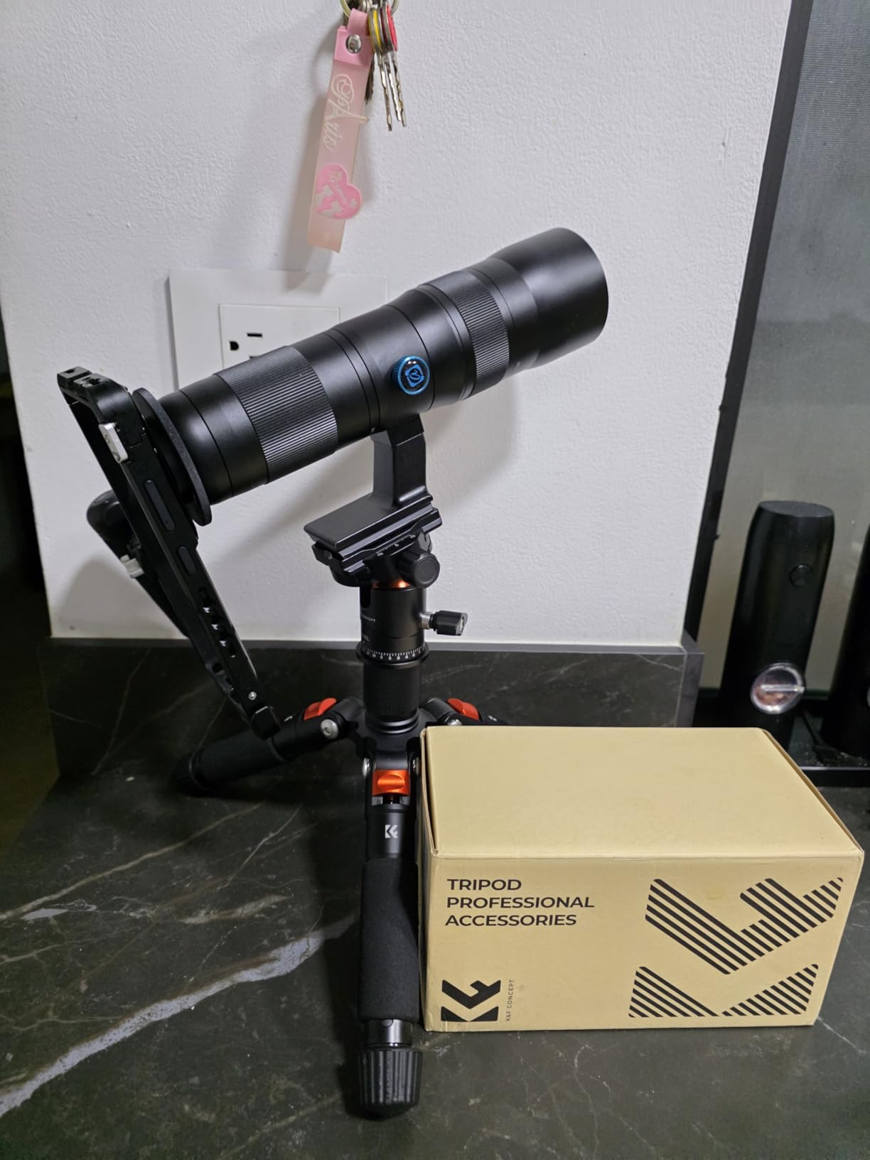 K&F CONCEPT Mini Desktop Tripod, 20.5''/ 52cm Compact Desk Tripod with 360 Degree Ball Head, 1/4 inch Quick Release Plate for Camera Video Camcorder, Load up to 13.22 lbs/6 KG customer photo 1