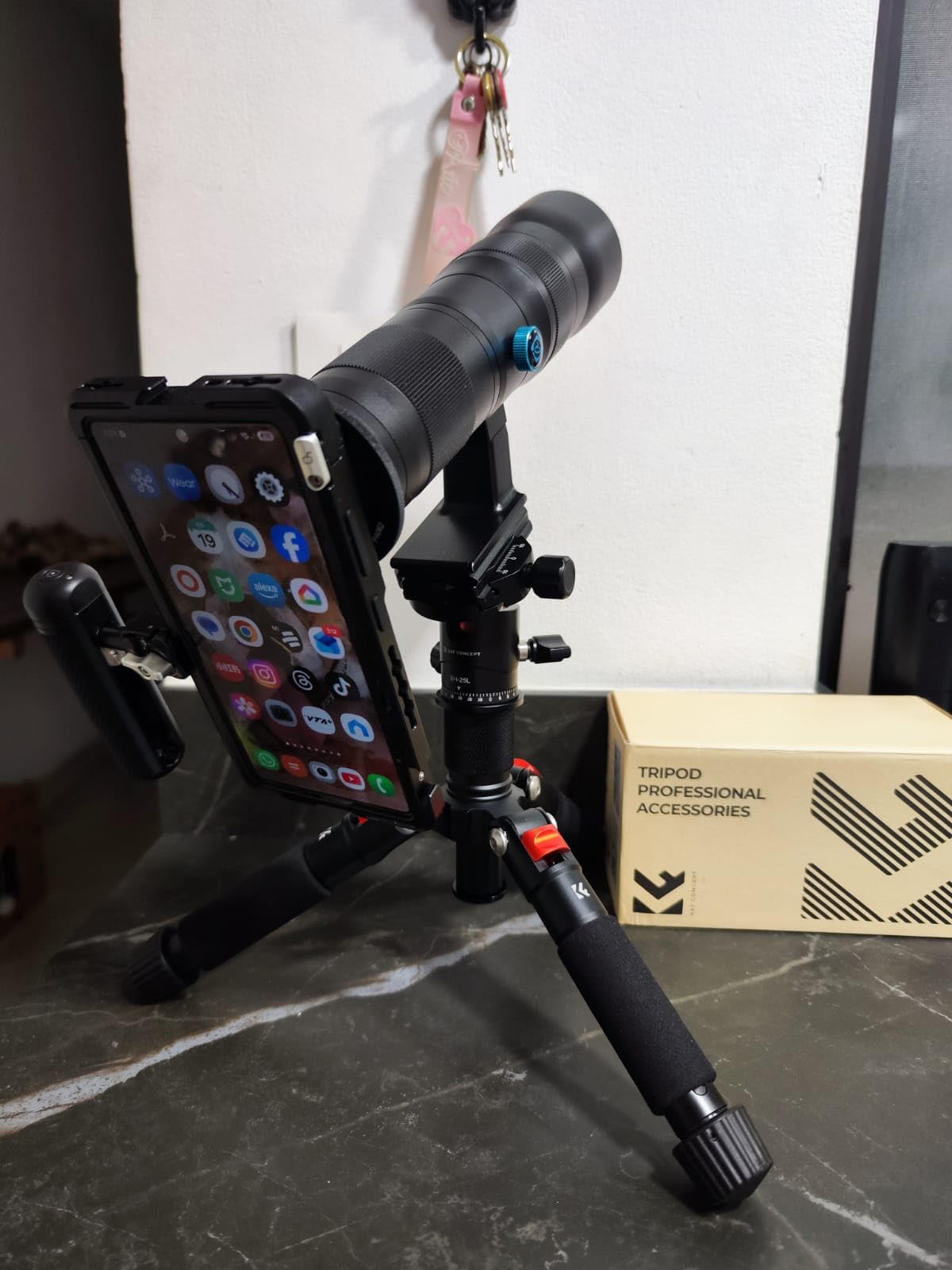 K&F CONCEPT Mini Desktop Tripod, 20.5''/ 52cm Compact Desk Tripod with 360 Degree Ball Head, 1/4 inch Quick Release Plate for Camera Video Camcorder, Load up to 13.22 lbs/6 KG customer photo 2
