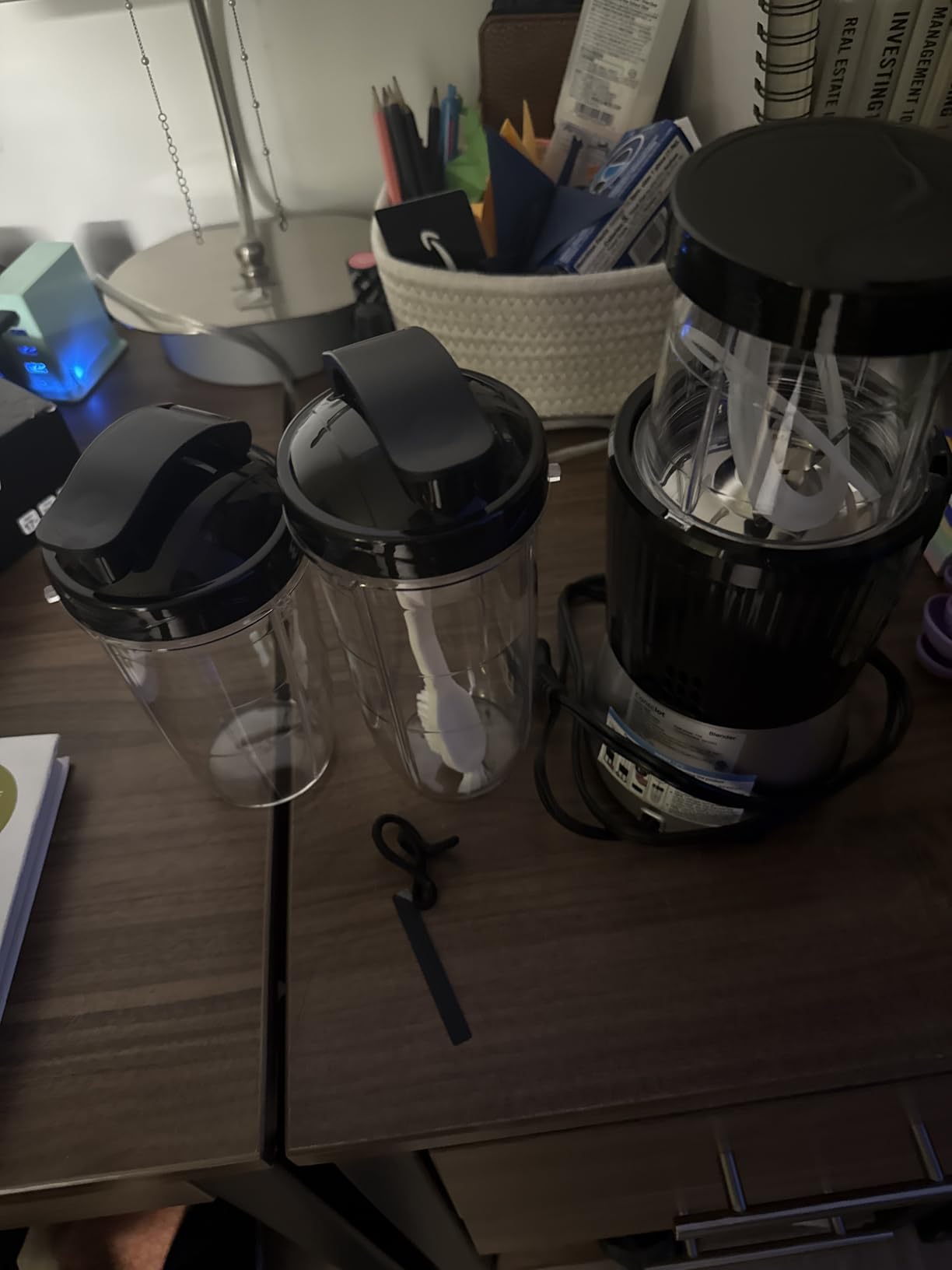 Consciot CB08 11-Piece Blender for Kitchen and Personal Size, Blend Shakes and Smoothies, Frozen Drinks, Baby Food, Spreads & More, 3 Portable To-Go Cups & 2 Spout Lids & 1 Solid Lid, 900 Peak Watts customer photo 1