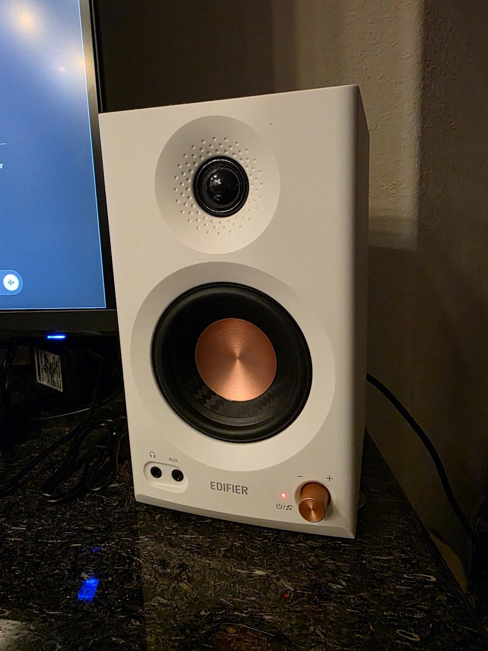 Edifier MR3 Powered Studio Monitor Speakers, Hi-Res Audio Certified Bluetooth V5.4 Active Bookshelf Loudspeakers, 2.0 Computer Speaker with Headphone Output RCA AUX Balanced TRS Input (White) customer photo 2