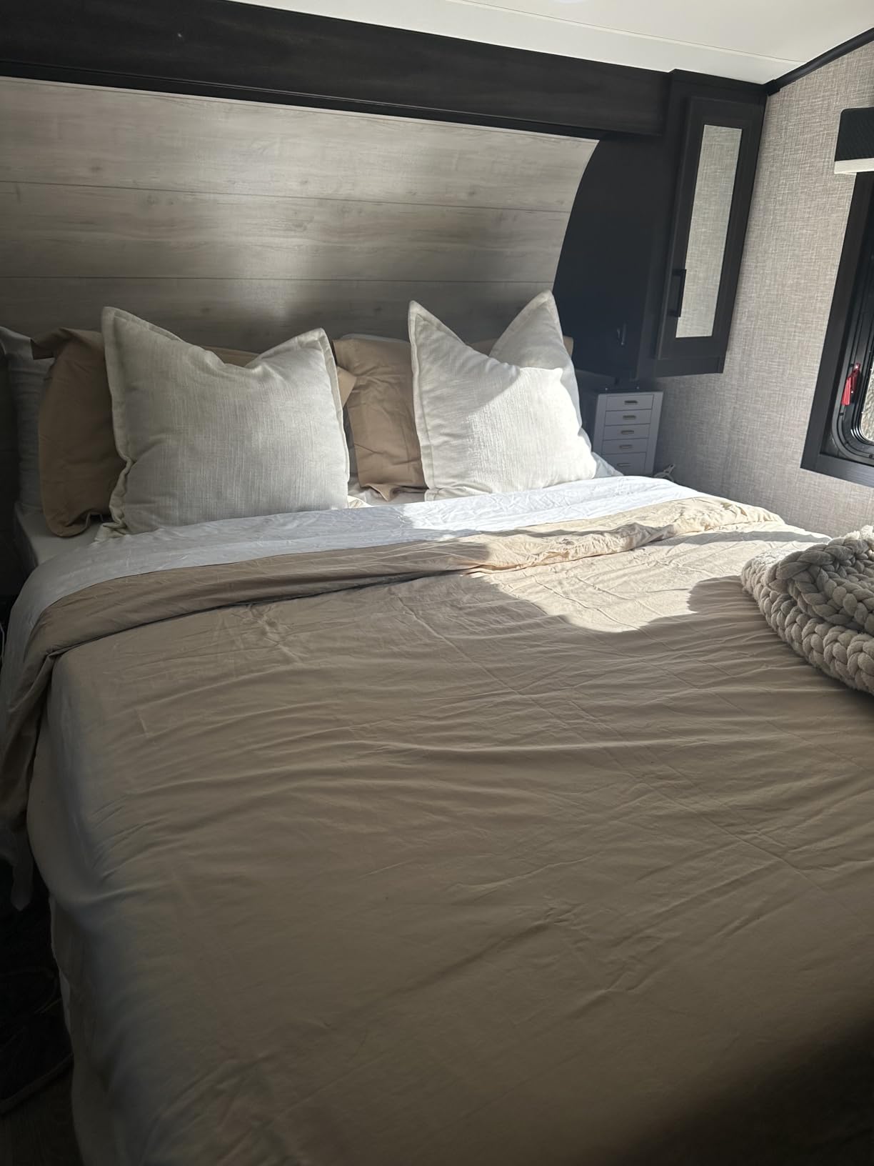 Love's cabin 4 Piece Queen Sheet Set, 100% Rayon Derived from Bamboo, Cooling & Breathable, Soft Silky Deep Pocket up to 16