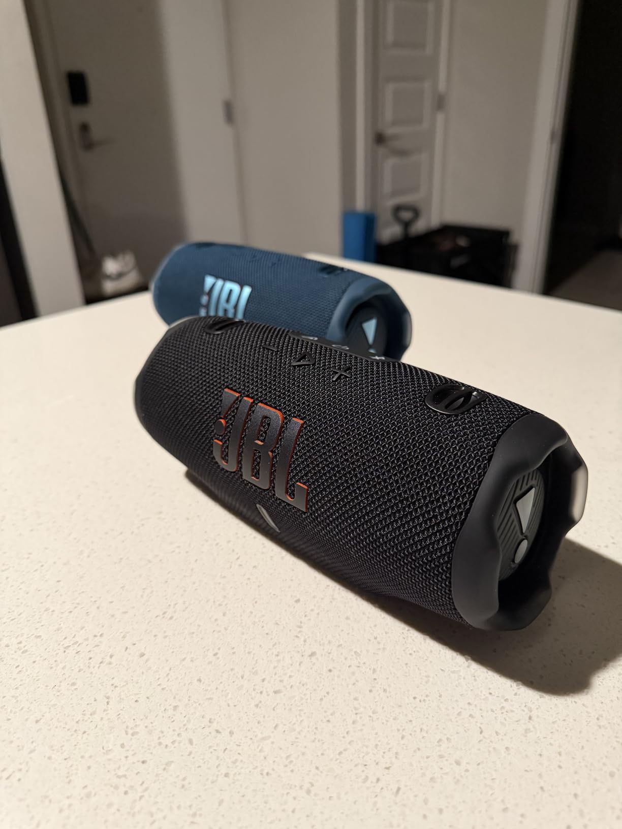 JBL Charge 6 - Portable Waterproof & Drop-Proof Bluetooth Speaker, Bold JBL Pro Sound with AI Sound Boost, 28Hrs of Playtime, Built-in powerbank & Comes with a Sturdy/Removable Carrying Strap (Blue) customer photo 2
