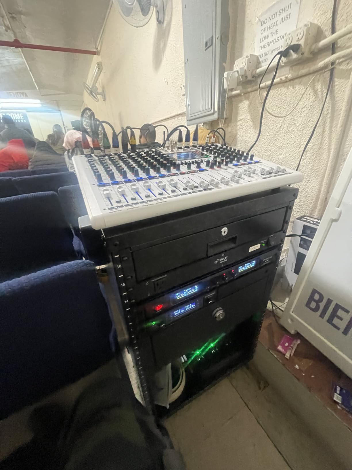 VEVOR 12U AV Rack Stand with Caster Wheels, Component Rack Cabinet Recording Studio Racks, Removable Side Panels, Universal Network Server Case, Special Vents for 19'' Audio Video Rack Mounting customer photo 1